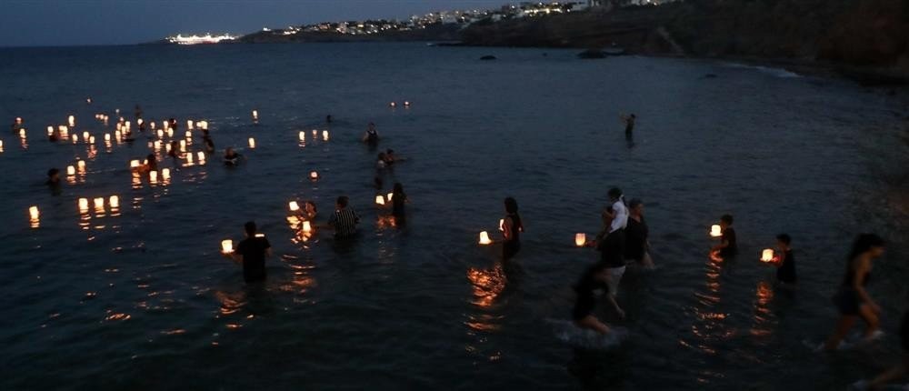 Μάτι: 104 φαναράκια στην θάλασσα για τα θύματα της τραγωδίας