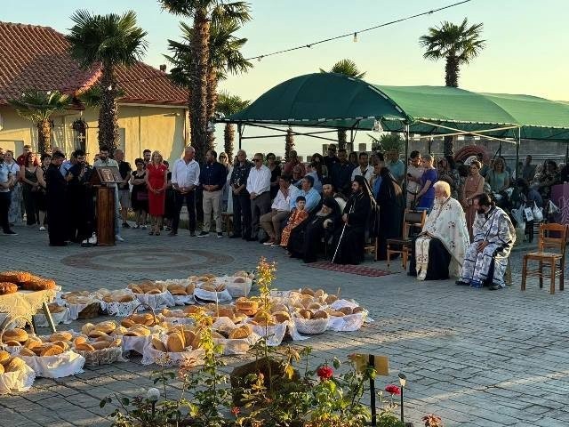 Με λαμπρότητα και παρουσία του Δημάρχου Πέλλας ο Αρχιερατικός Εσπερινός στην ΙΜ Κοιμήσεως της Θεοτόκου στην Λάκκα