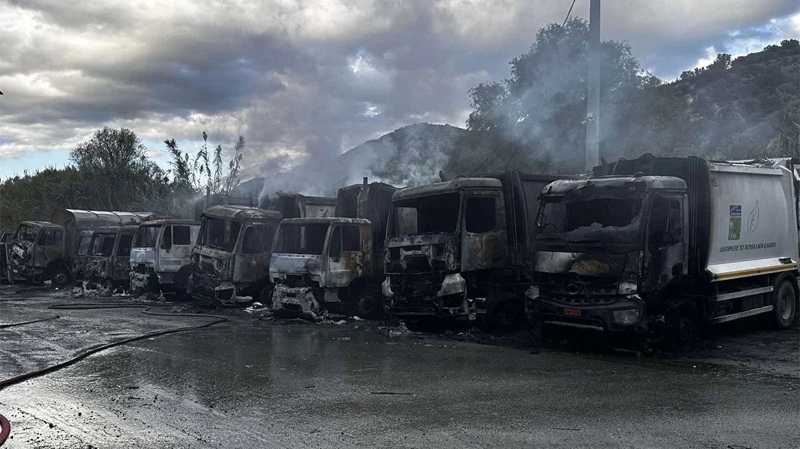 Στάχτες οκτώ από τα 10 απορριμματοφόρα στο Ηράκλειο της Κρήτης - Εμπρησμό «βλέπουν» οι Αρχές