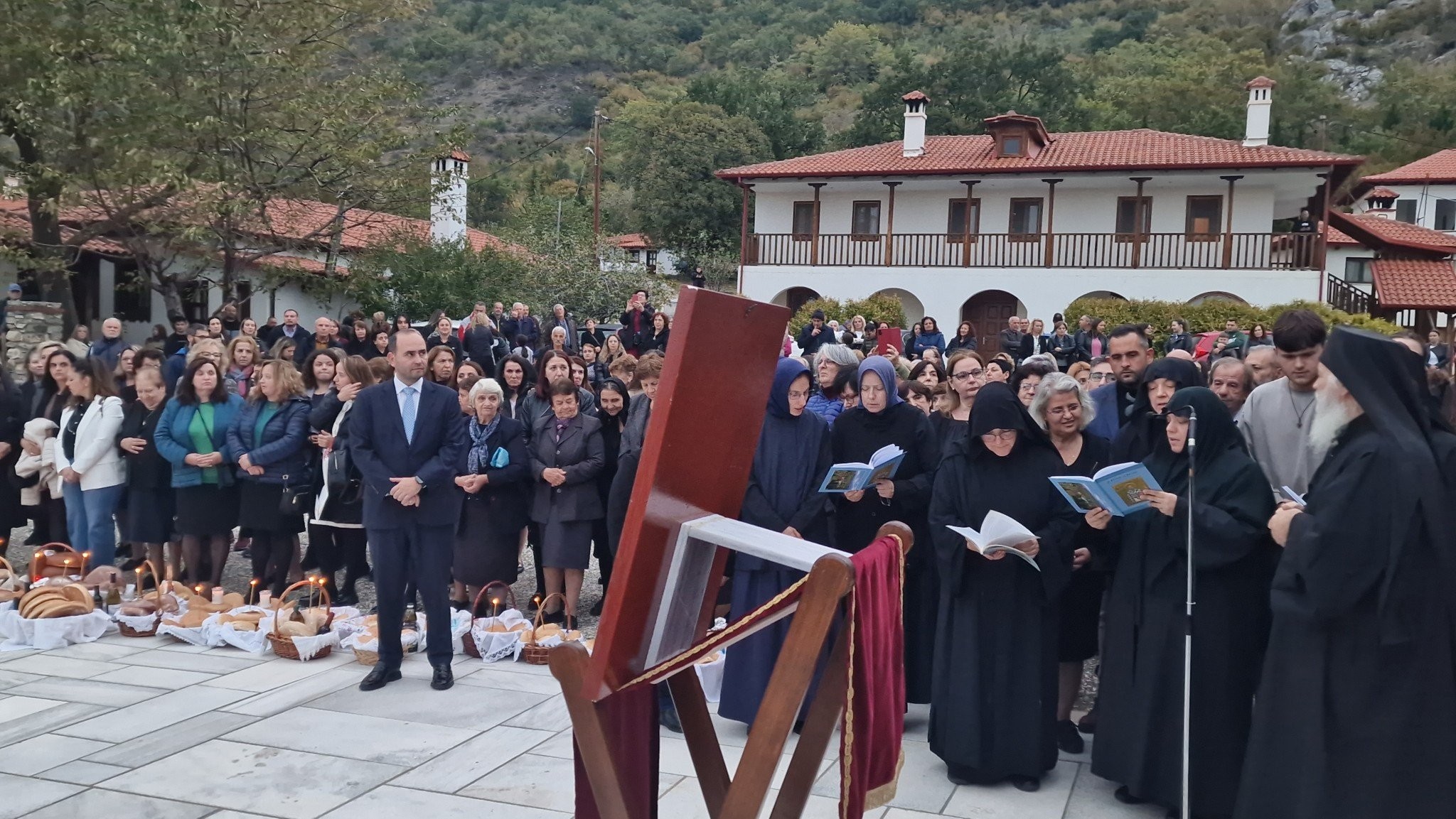 Πανηγυρίζει ο Άγιος Ιλαρίων: Πλήθος πιστών