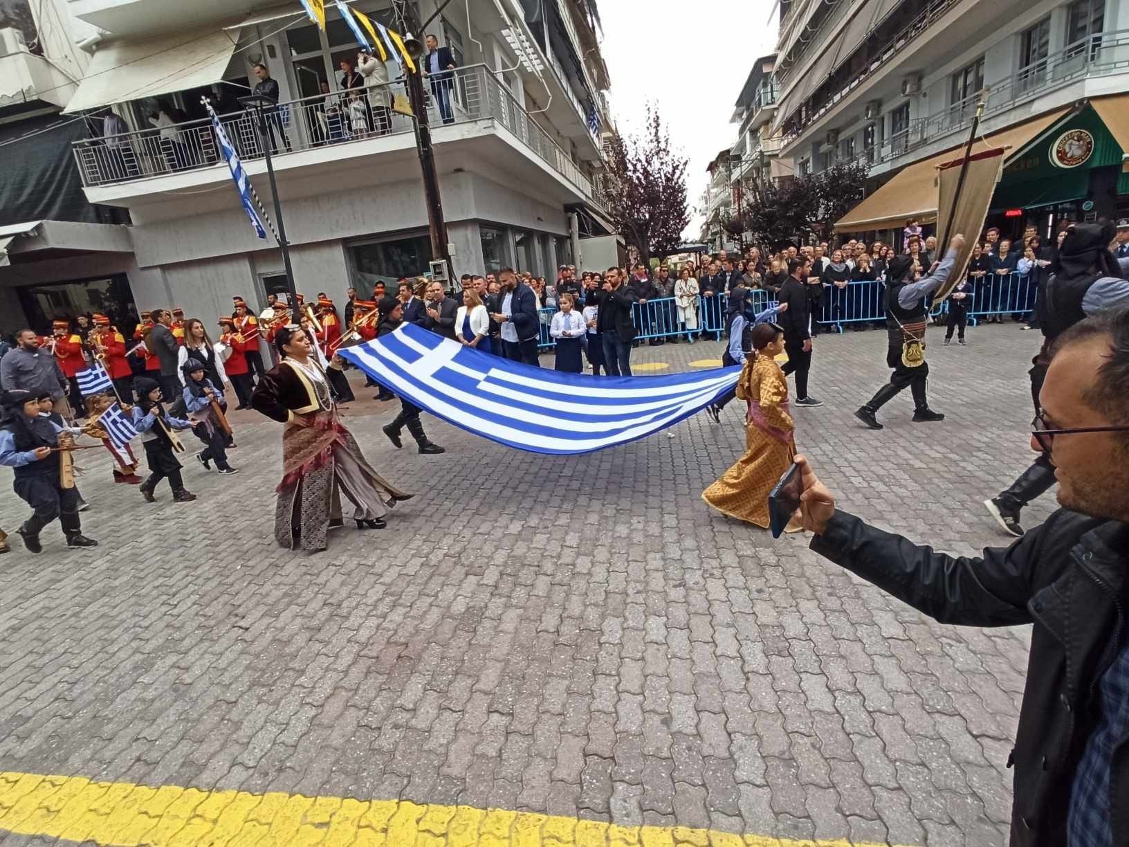 Γιαννιτσά/20η Οκτωβρίου: Υπέροχοι Σύλλογοι και Στρατός στην επετειακή παρέλαση (φώτος, video)