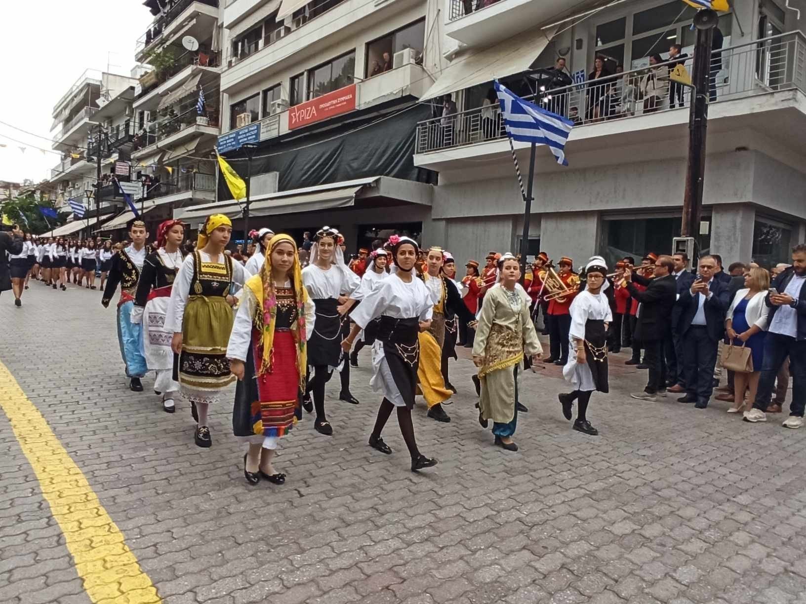 Γιαννιτσά/20η Οκτωβρίου: Θερμό κλίμα στην επετειακή παρέλαση της απελευθέρωσης της πόλης (φώτος)