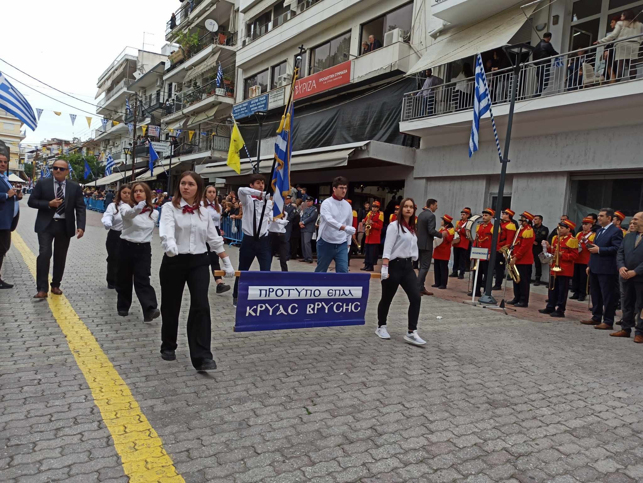 Γιαννιτσά/20η Οκτωβρίου: Θερμό κλίμα στην επετειακή παρέλαση της απελευθέρωσης της πόλης (φώτος)