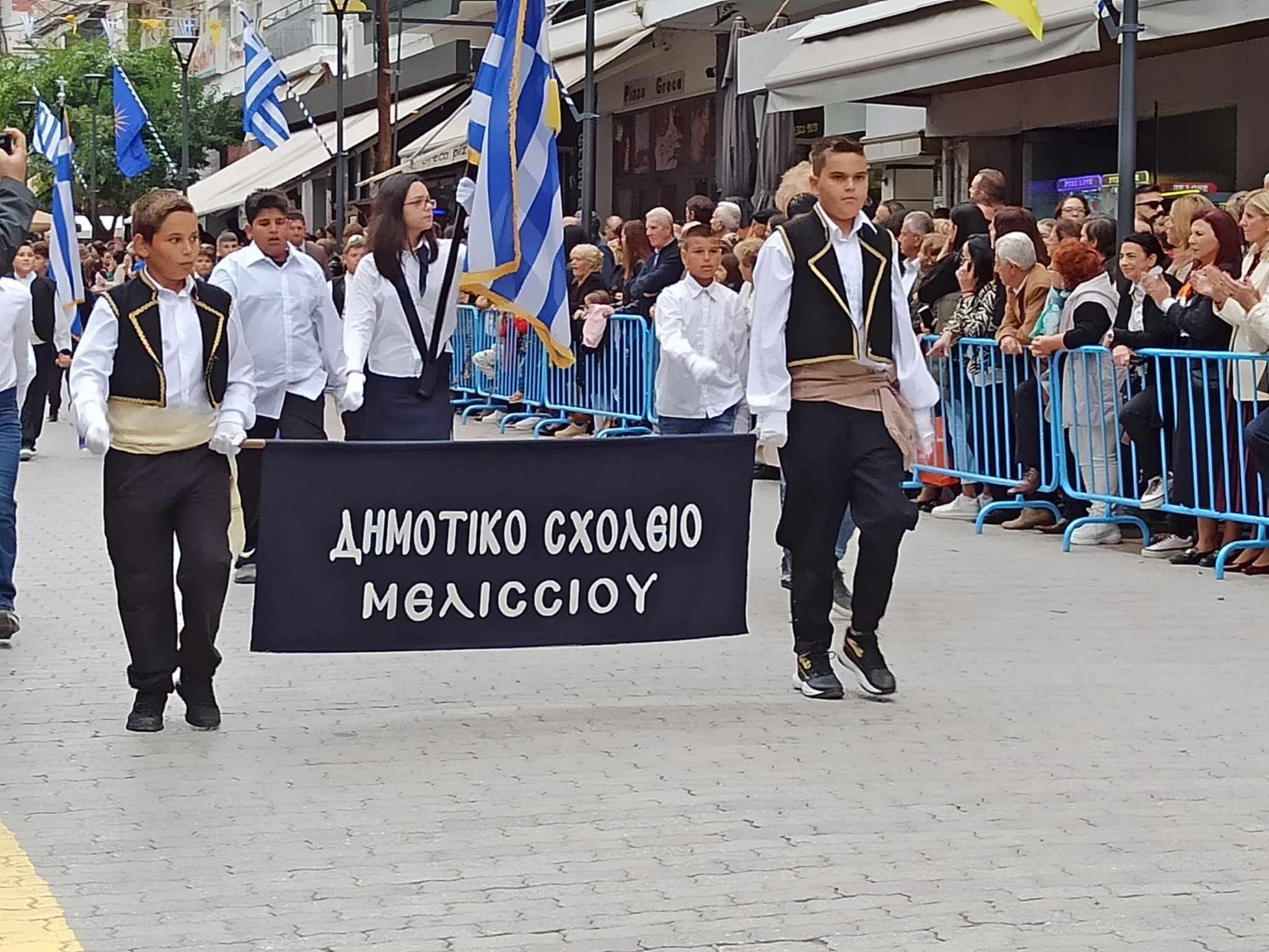 Γιαννιτσά/20η Οκτωβρίου: Θερμό κλίμα στην επετειακή παρέλαση της απελευθέρωσης της πόλης (φώτος)