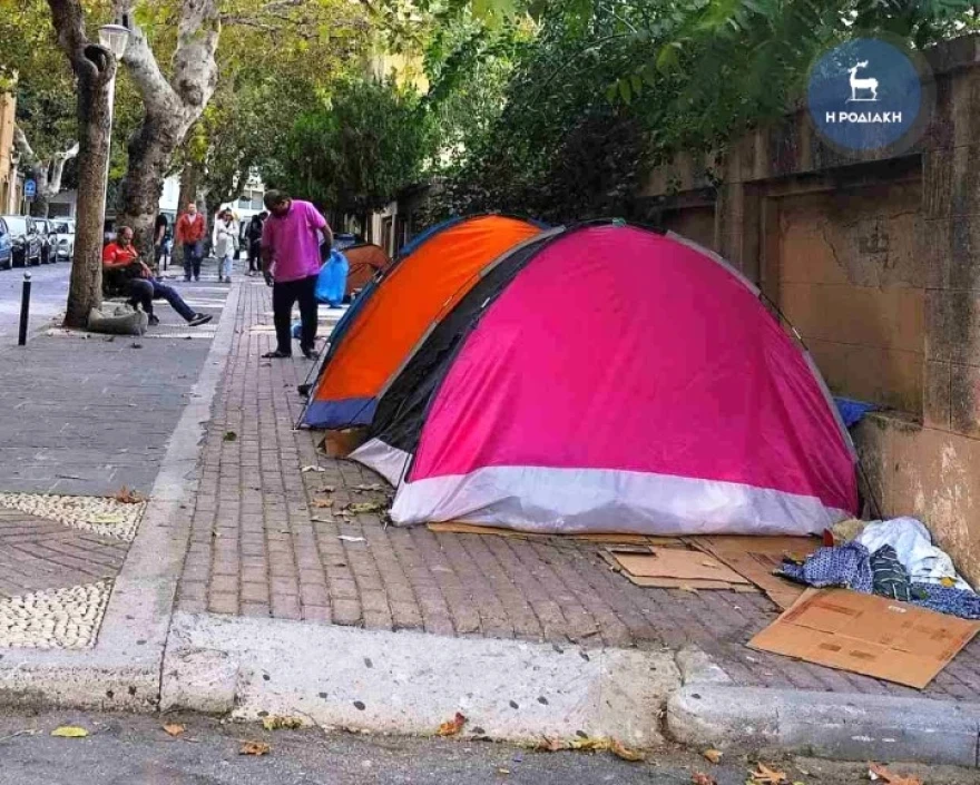 Ρόδος: Αναστάτωση από εκατοντάδες μετανάστες στους δρόμους - Ανεπαρκής ο καταυλισμός στο λιμάνι λένε οι αστυνομικοί