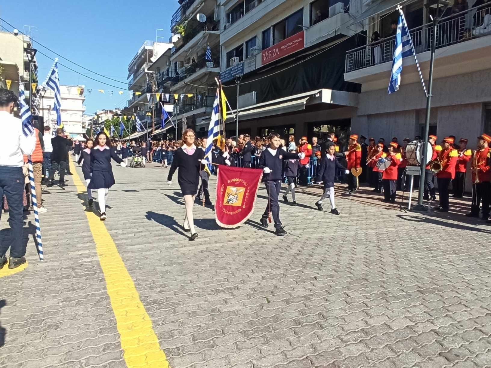 28η Οκτωβρίου/Γιαννιτσά: Με καλοκαιρινό καιρό η παρέλαση στον Πεζόδρομο της πόλης