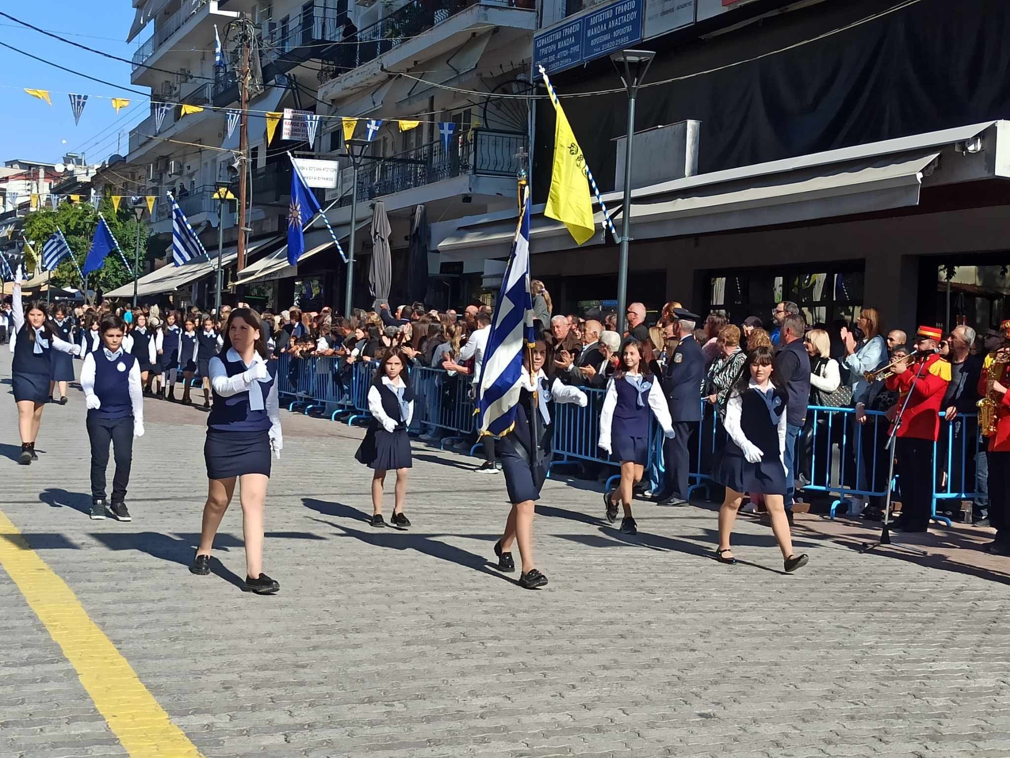 28η Οκτωβρίου/Γιαννιτσά: Με καλοκαιρινό καιρό η παρέλαση στον Πεζόδρομο της πόλης