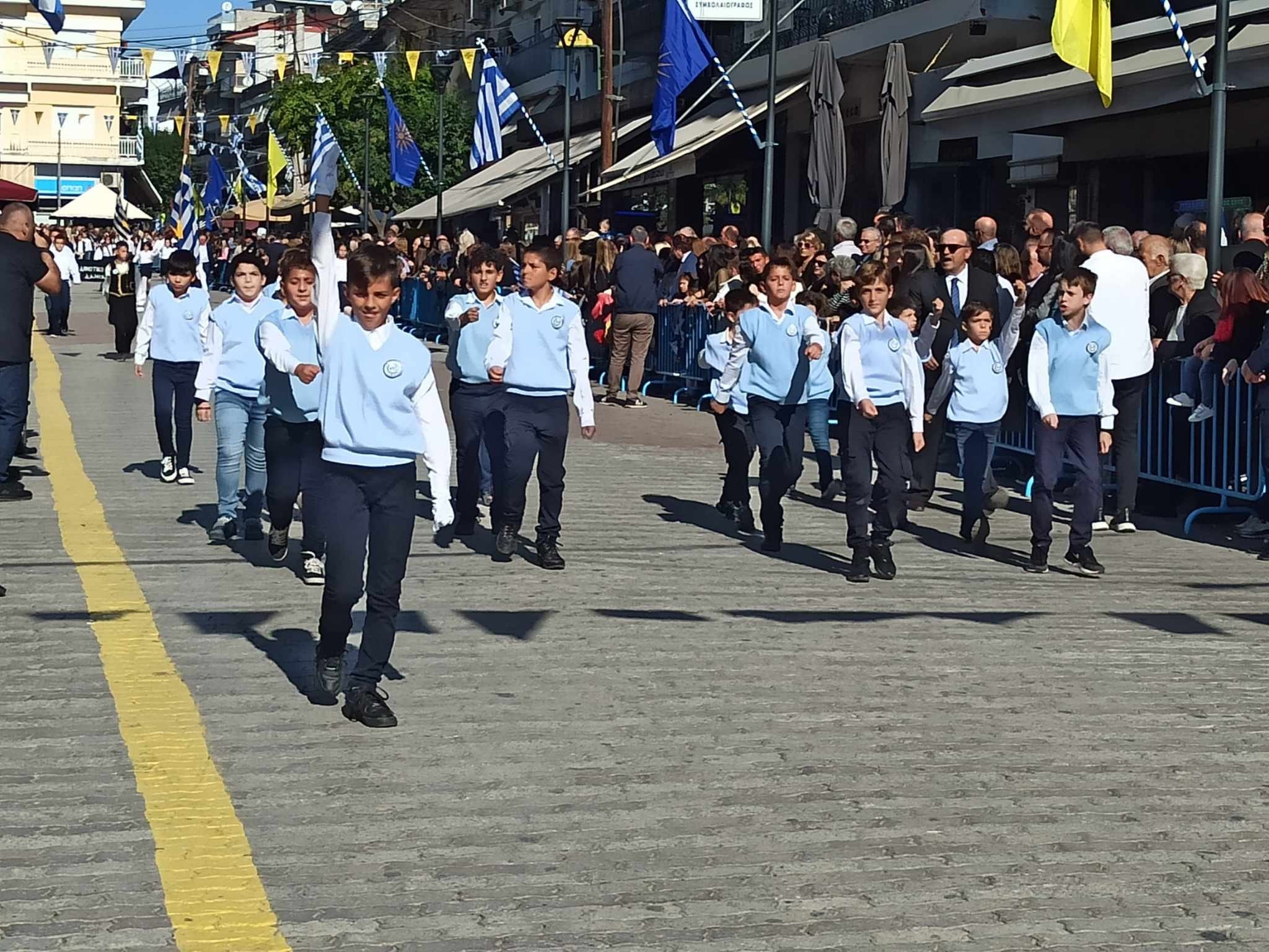 28η Οκτωβρίου/Γιαννιτσά: Με καλοκαιρινό καιρό η παρέλαση στον Πεζόδρομο της πόλης