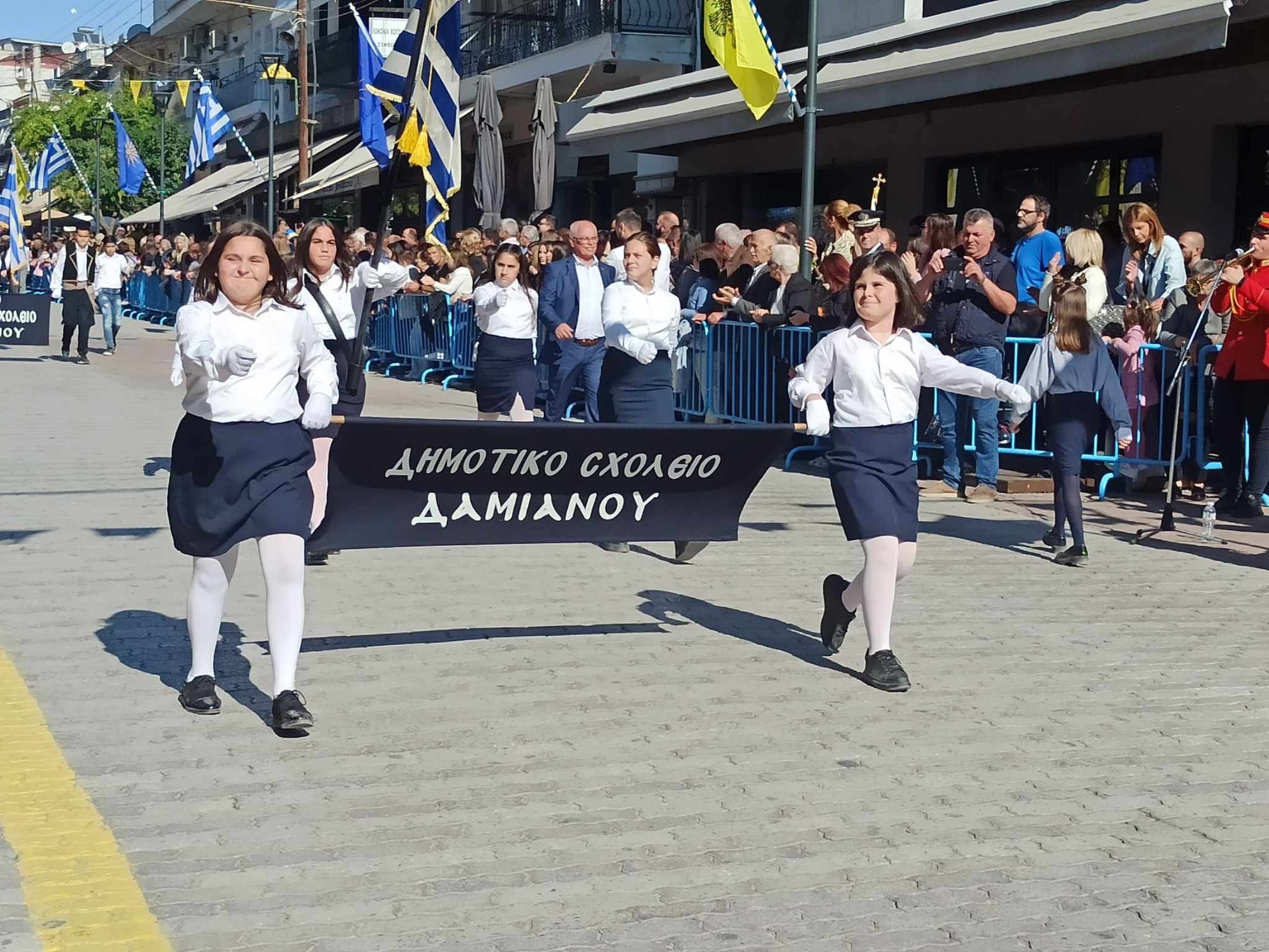 28η Οκτωβρίου/Γιαννιτσά: Με καλοκαιρινό καιρό η παρέλαση στον Πεζόδρομο της πόλης