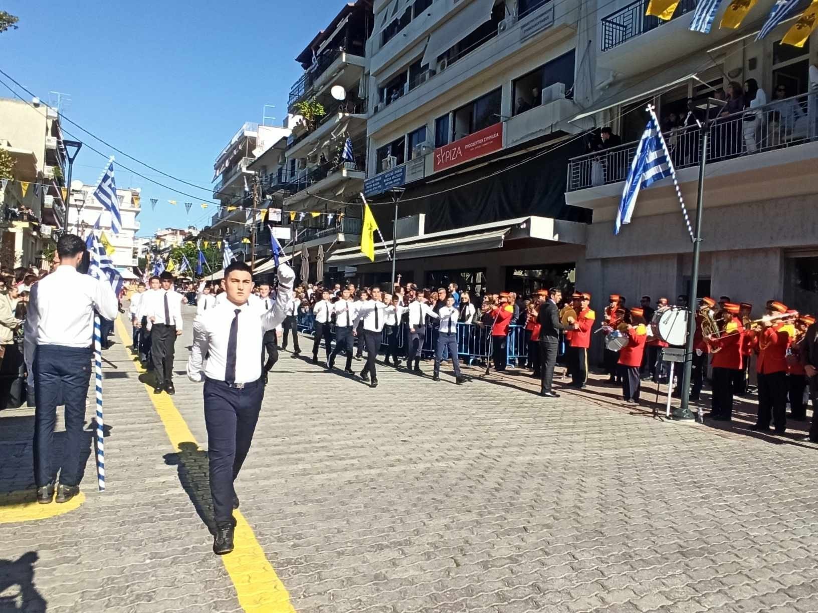 28η Οκτωβρίου/Γιαννιτσά: Με καλοκαιρινό καιρό η παρέλαση στον Πεζόδρομο της πόλης