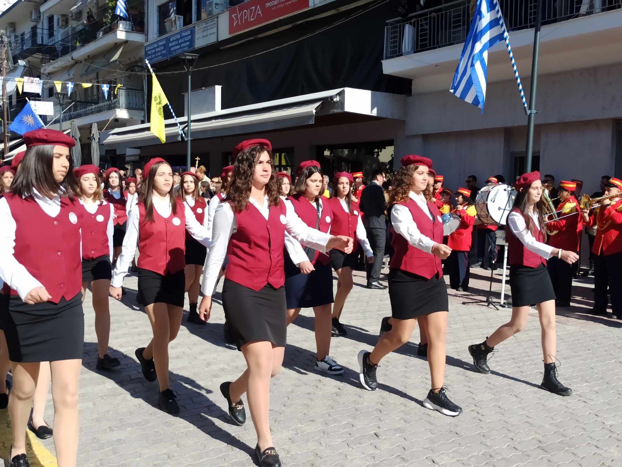 28η Οκτωβρίου/Γιαννιτσά: Με καλοκαιρινό καιρό η παρέλαση στον Πεζόδρομο της πόλης