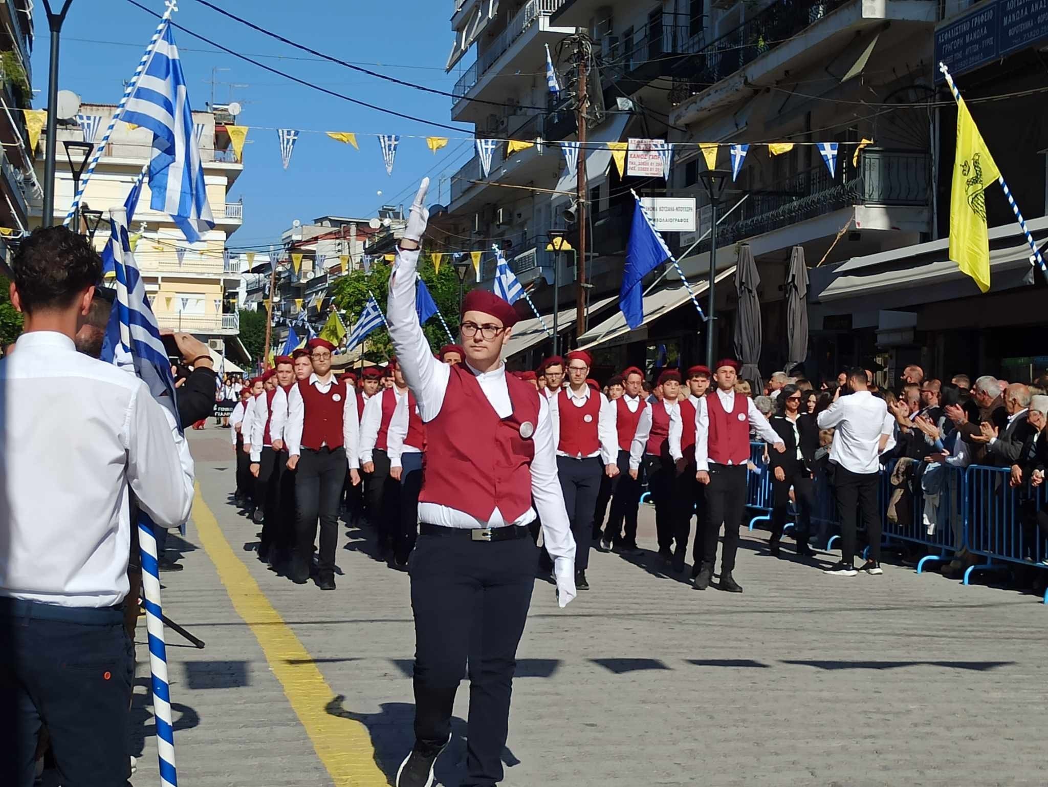 28η Οκτωβρίου/Γιαννιτσά: Με καλοκαιρινό καιρό η παρέλαση στον Πεζόδρομο της πόλης