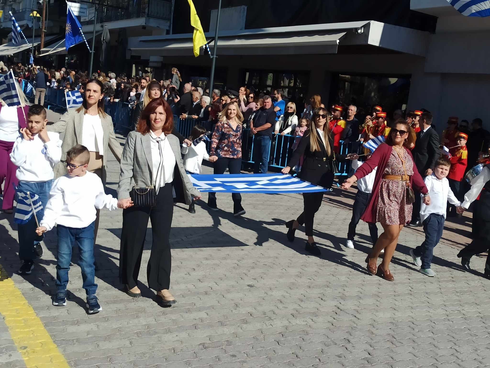 28η Οκτωβρίου/Γιαννιτσά: Με καλοκαιρινό καιρό η παρέλαση στον Πεζόδρομο της πόλης