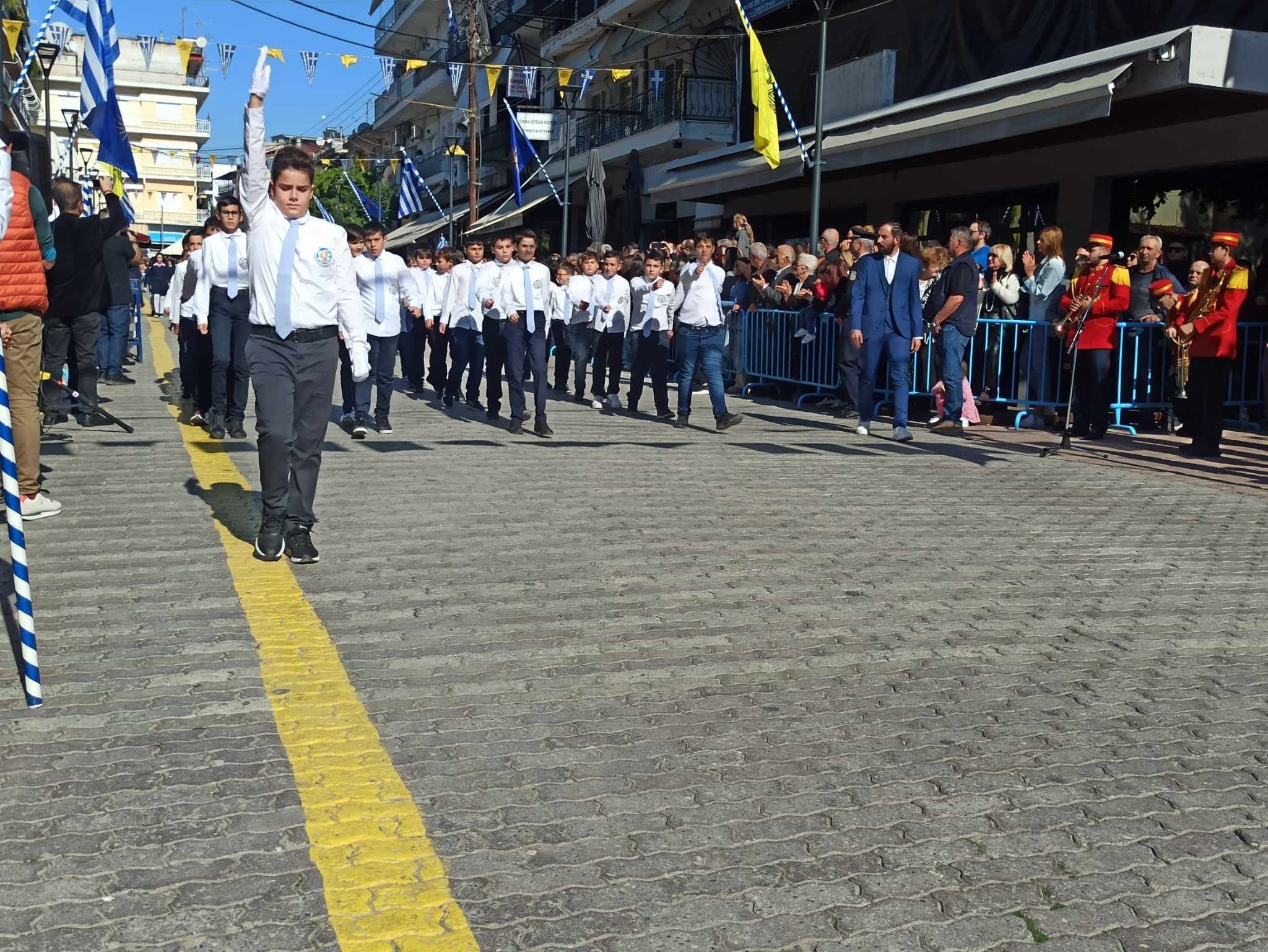 28η Οκτωβρίου/Γιαννιτσά: Με καλοκαιρινό καιρό η παρέλαση στον Πεζόδρομο της πόλης