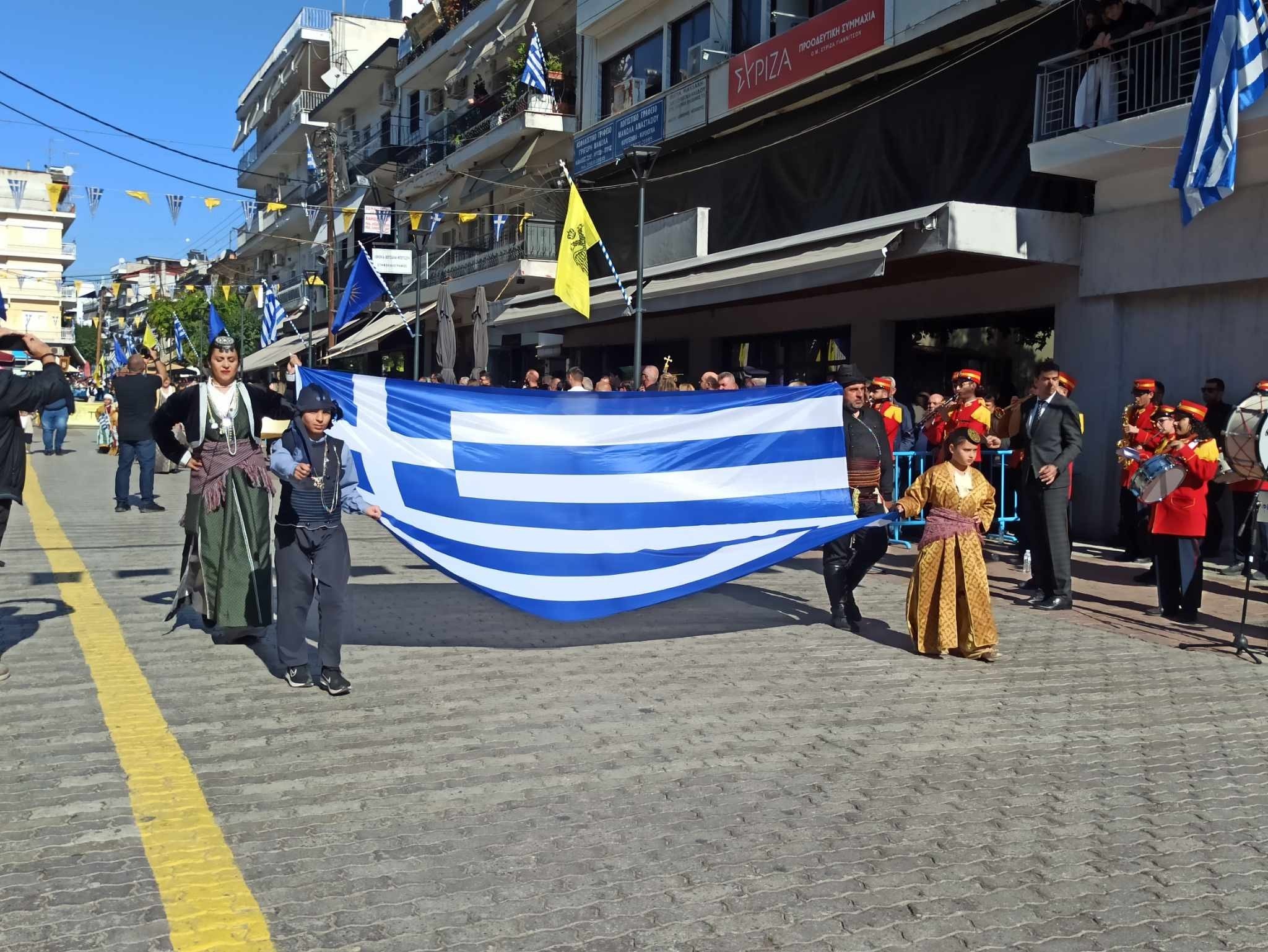 28η Οκτωβρίου/Γιαννιτσά: Με καλοκαιρινό καιρό η παρέλαση στον Πεζόδρομο της πόλης