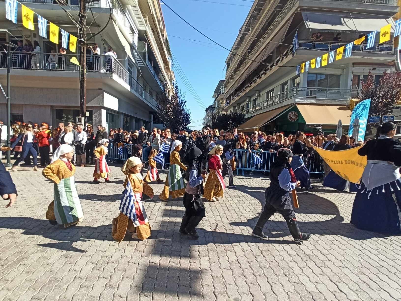 28η Οκτωβρίου/Γιαννιτσά: Με καλοκαιρινό καιρό η παρέλαση στον Πεζόδρομο της πόλης