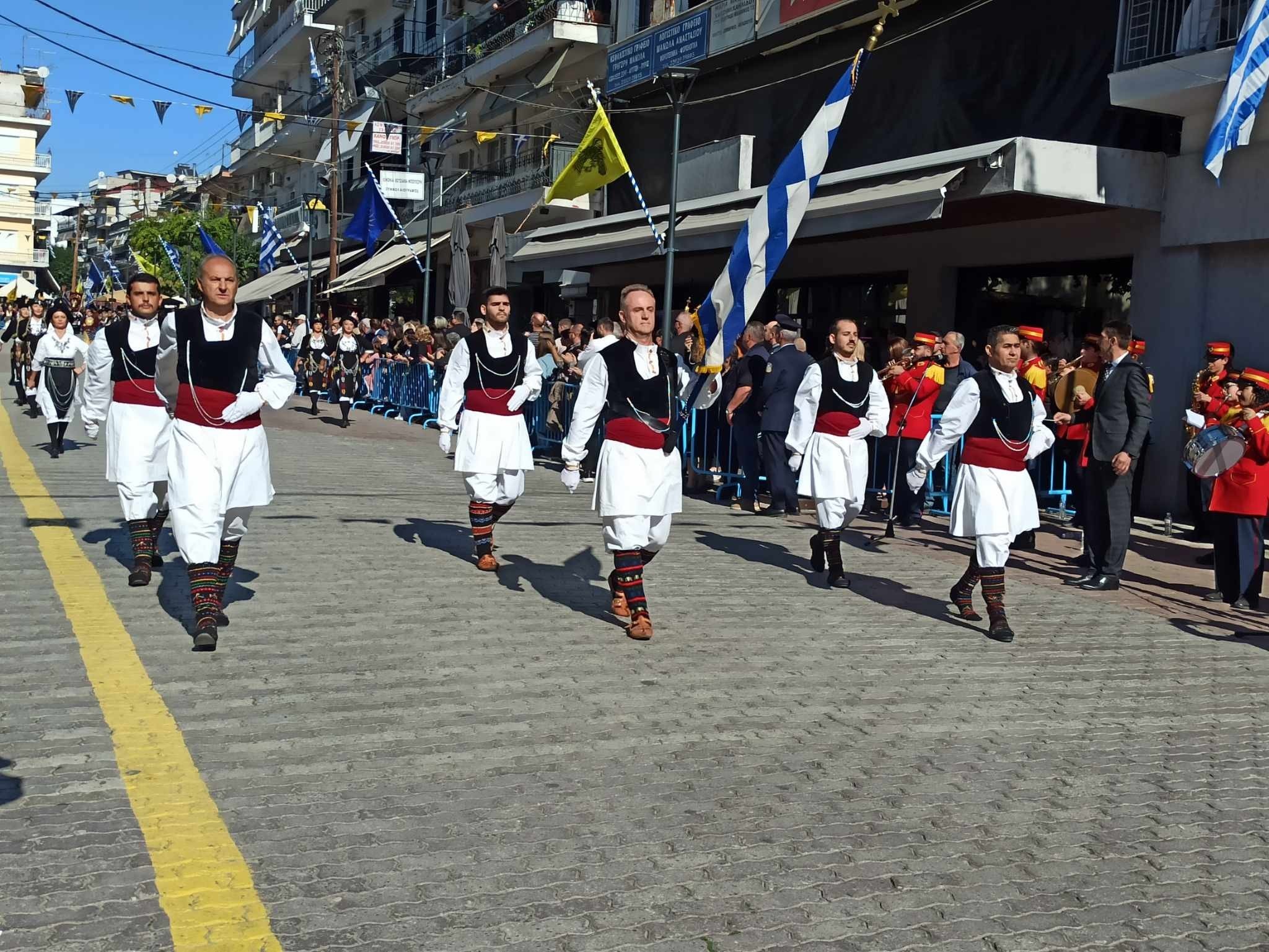 28η Οκτωβρίου/Γιαννιτσά: Με καλοκαιρινό καιρό η παρέλαση στον Πεζόδρομο της πόλης