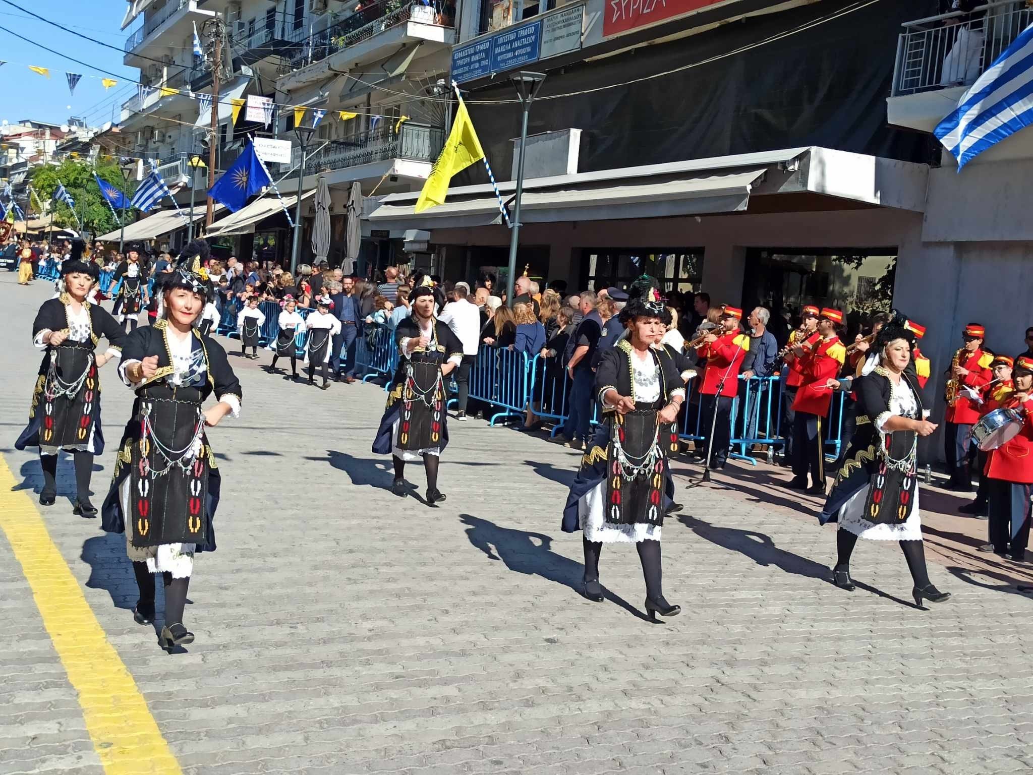 28η Οκτωβρίου/Γιαννιτσά: Με καλοκαιρινό καιρό η παρέλαση στον Πεζόδρομο της πόλης