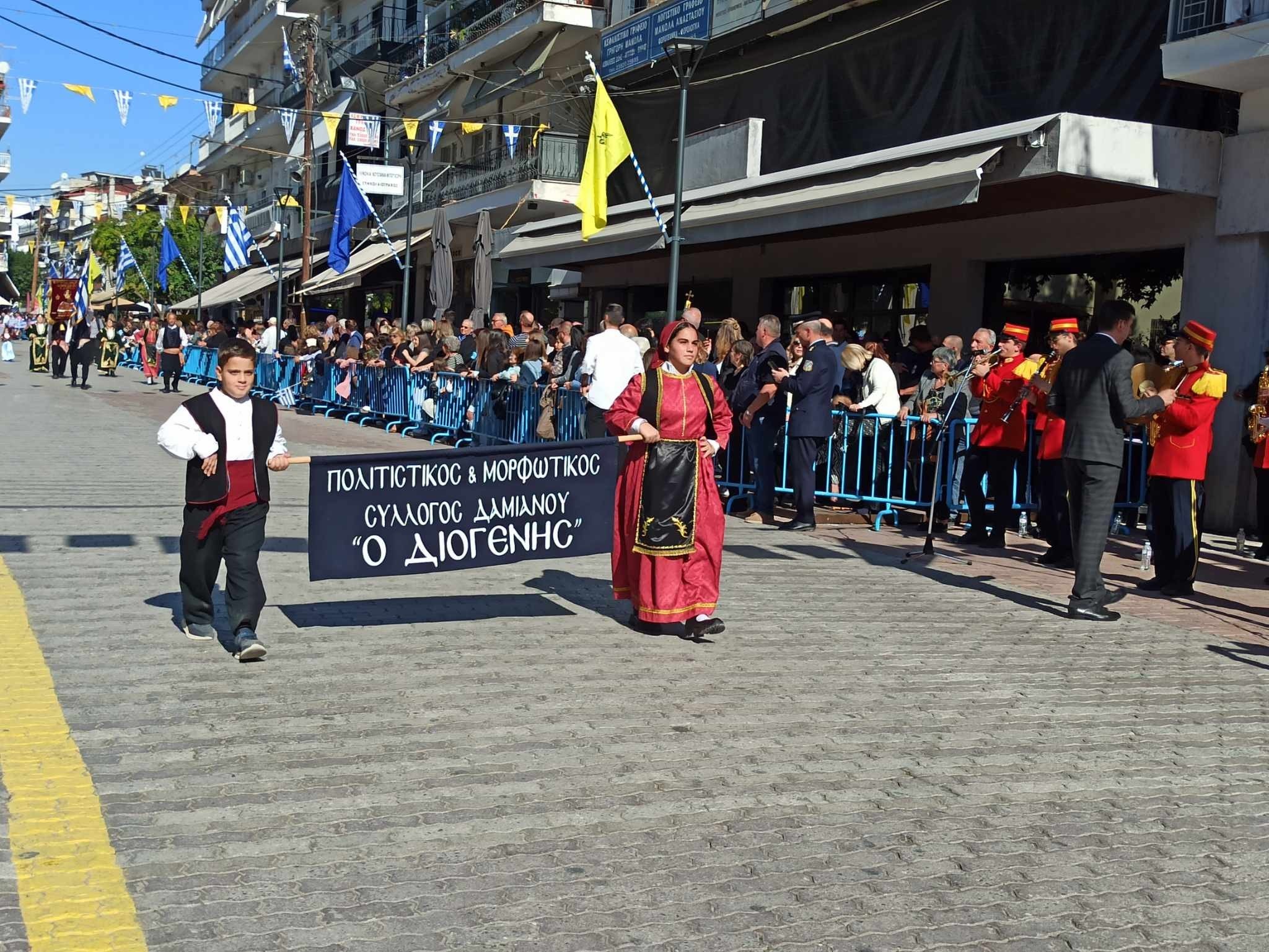 28η Οκτωβρίου/Γιαννιτσά: Με καλοκαιρινό καιρό η παρέλαση στον Πεζόδρομο της πόλης