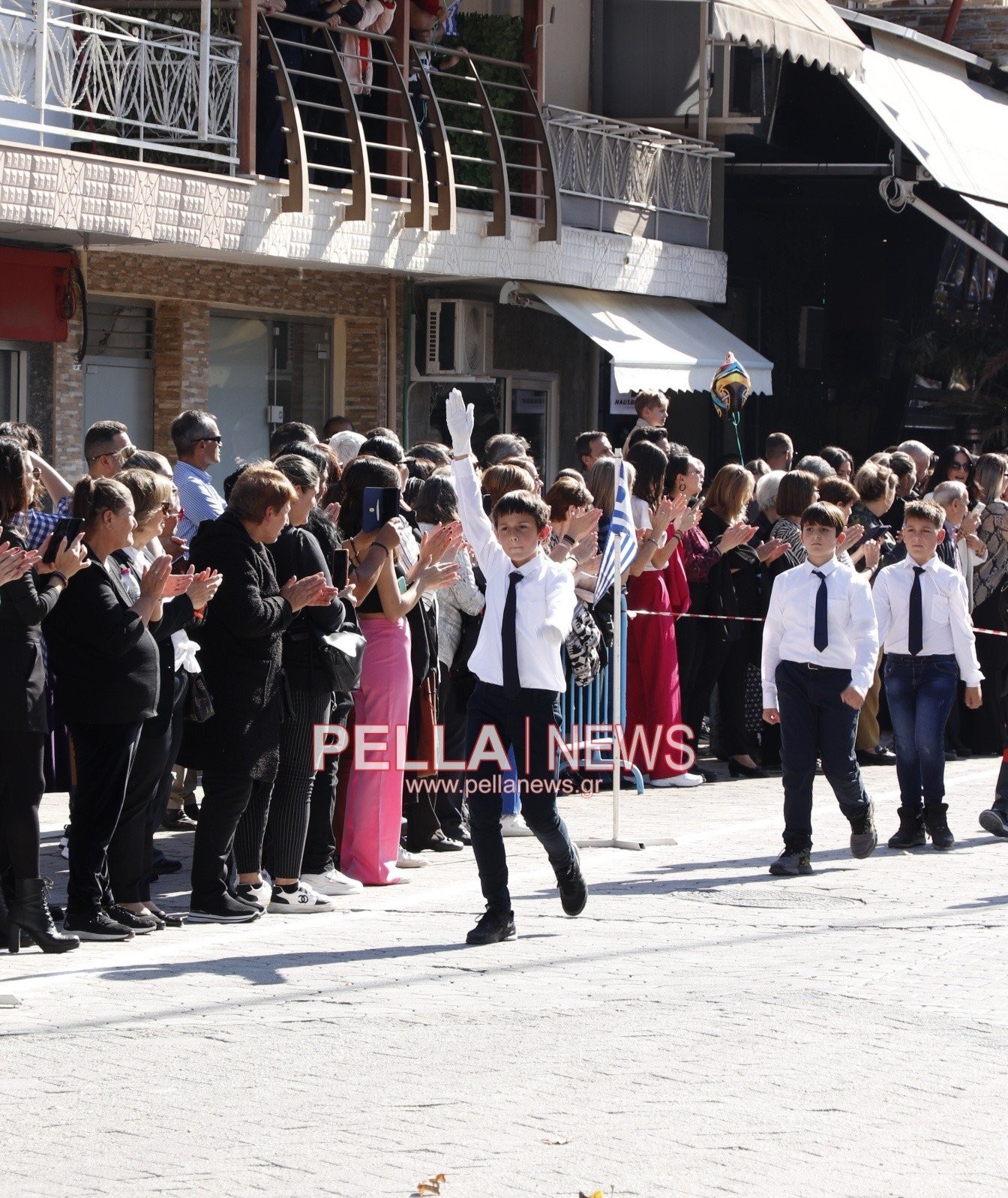 Η μαθητική παρέλαση στην Κρύα Βρύση (φωτογραφίες/βίντεο)