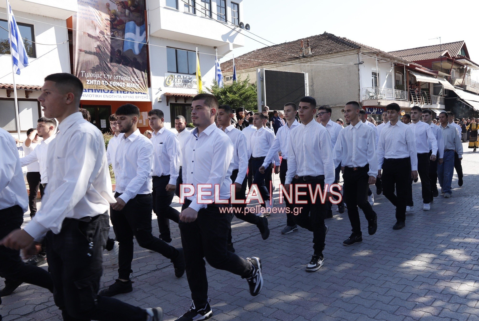 Η μαθητική παρέλαση στην Κρύα Βρύση (φωτογραφίες/βίντεο)