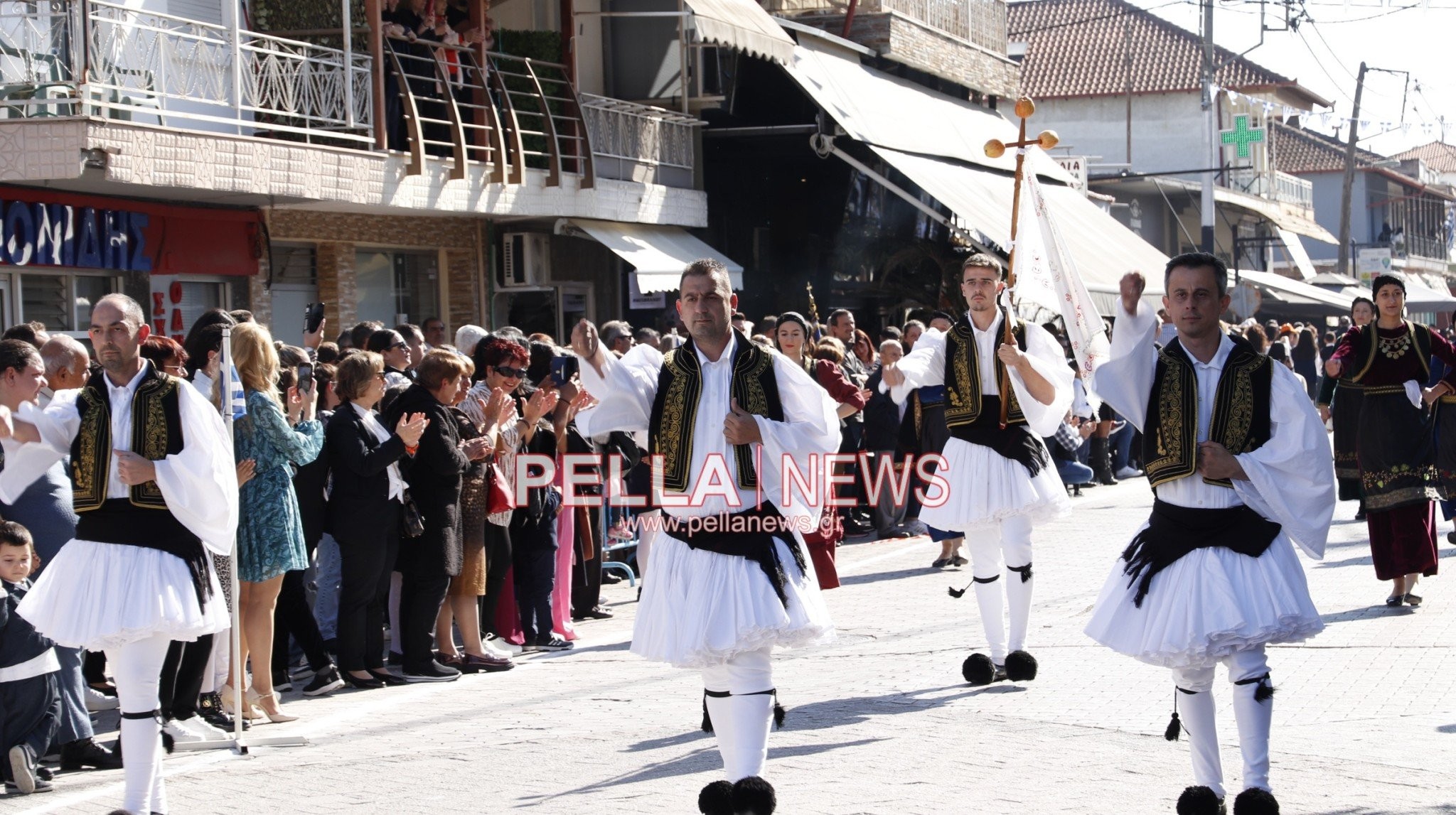 Η παρέλαση των Συλλόγων στην Κρύα Βρύση (φωτογραφίες/βίντεο)