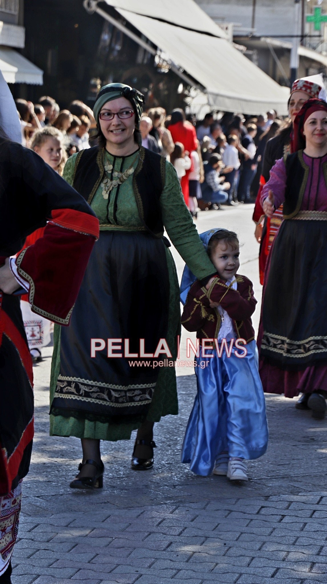 Η παρέλαση των Συλλόγων στην Κρύα Βρύση (φωτογραφίες/βίντεο)