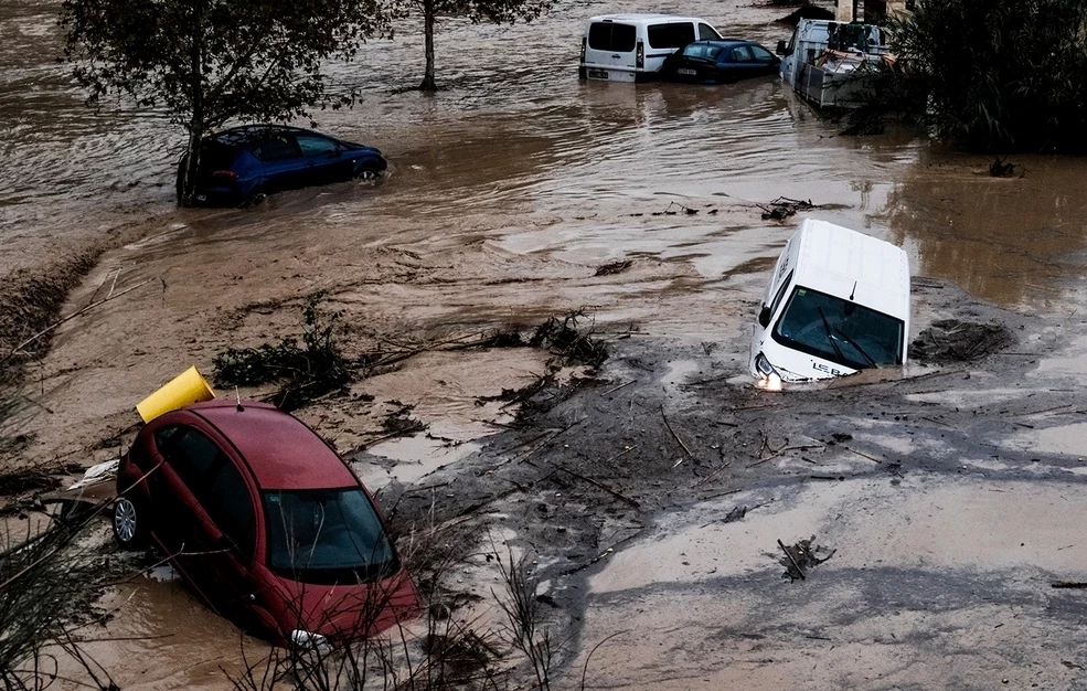 Εικόνες βιβλικής καταστροφής στη Βαλένθια από τις ξαφνικές πλημμύρες στην Ισπανία – Τουλάχιστον 13 νεκροί