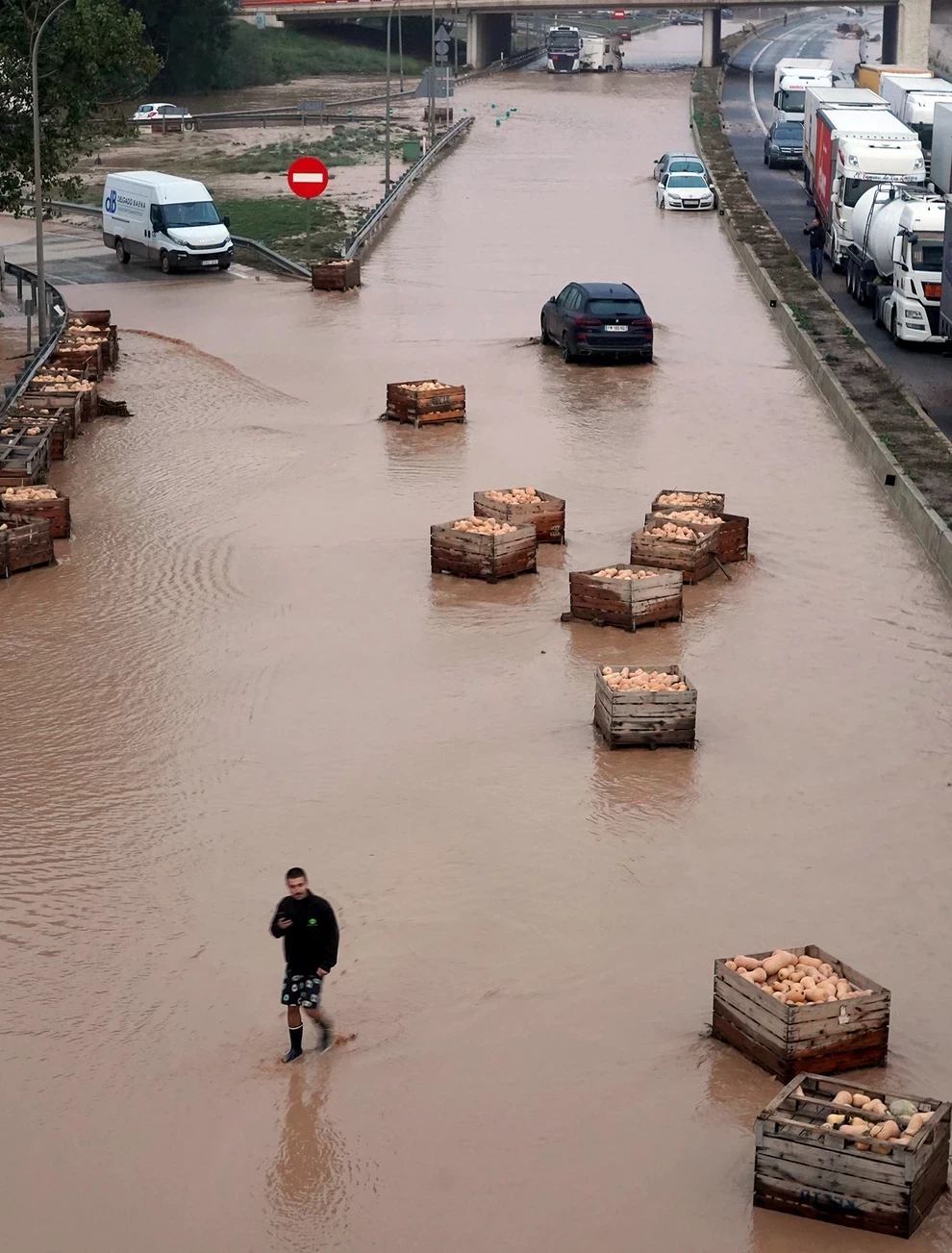 Εικόνες βιβλικής καταστροφής στη Βαλένθια από τις ξαφνικές πλημμύρες στην Ισπανία – Τουλάχιστον 13 νεκροί