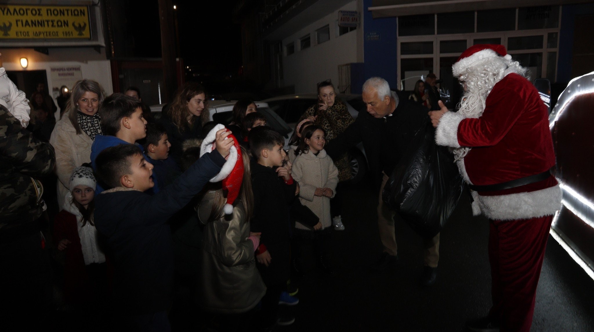 Σύλλογος Ποντίων Γιαννιτσών: Επίσκεψη του Άγιου Βασίλη και Θεατρική Παράσταση αλά Ποντιακά (φωτογραφίες/βιντεο)