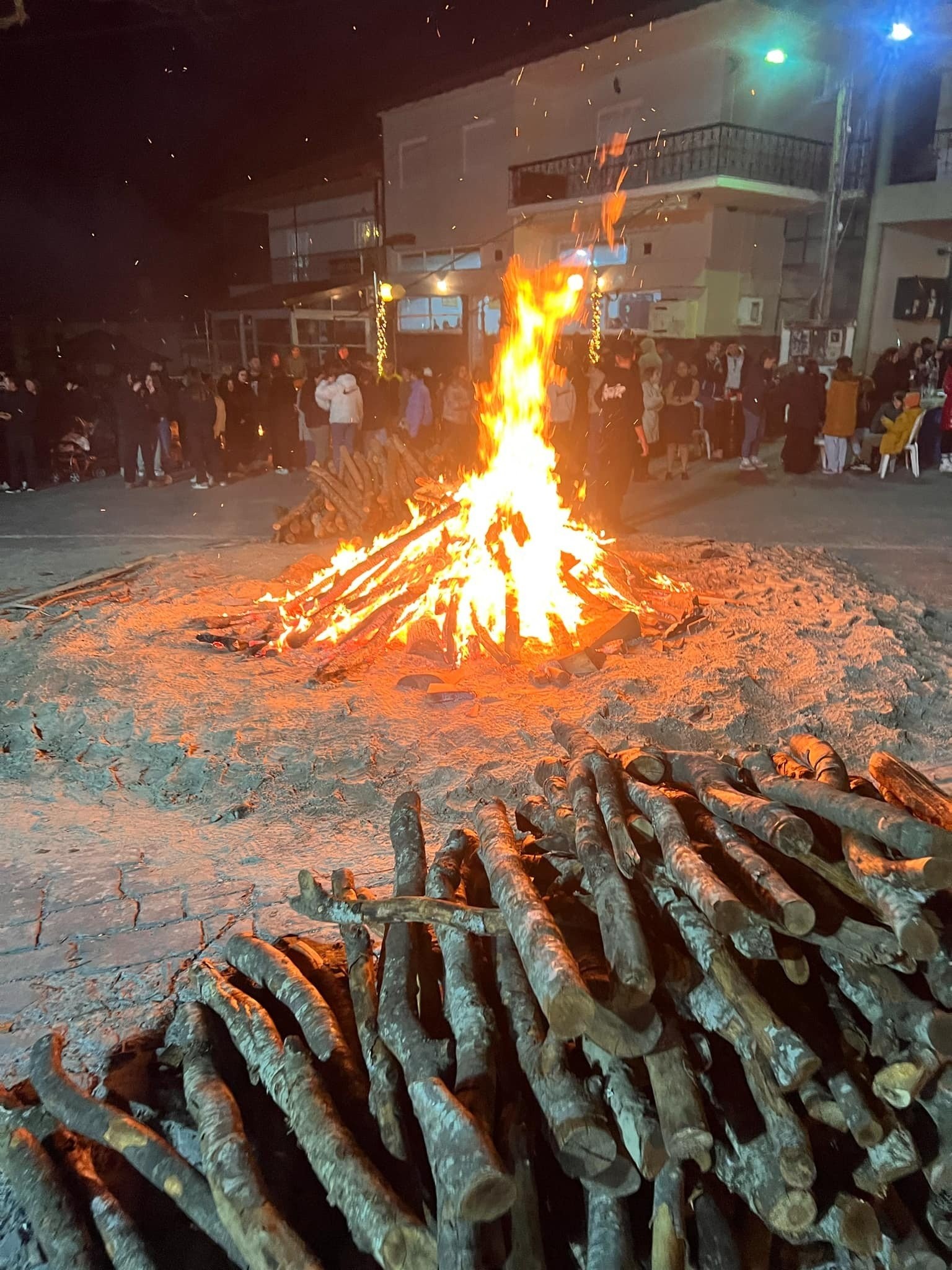 Η Σούρβα στους Προμάχους: Ένα Γλέντι που Βούλιαξε την Κεντρική Πλατεία