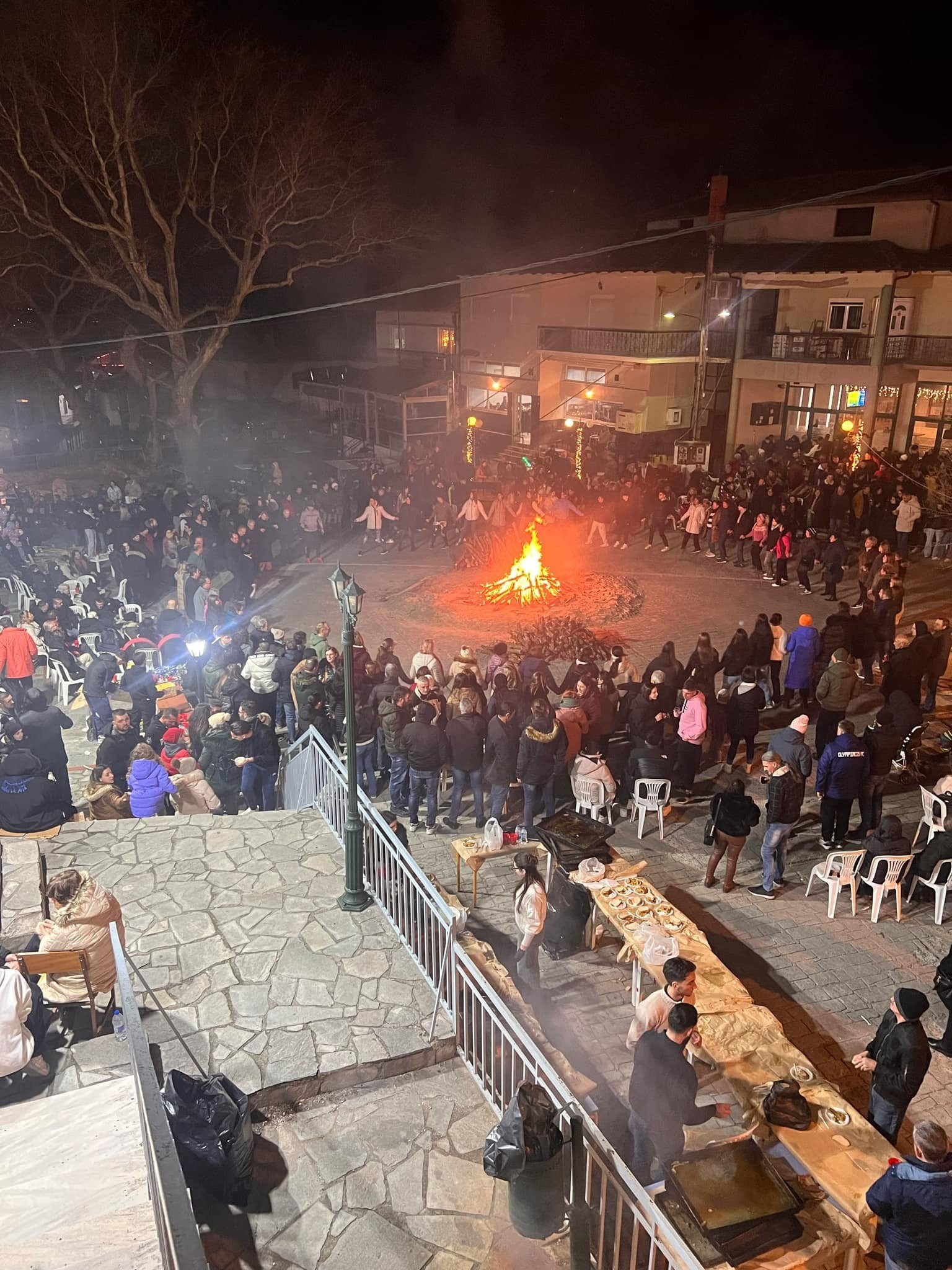 Η Σούρβα στους Προμάχους: Ένα Γλέντι που Βούλιαξε την Κεντρική Πλατεία