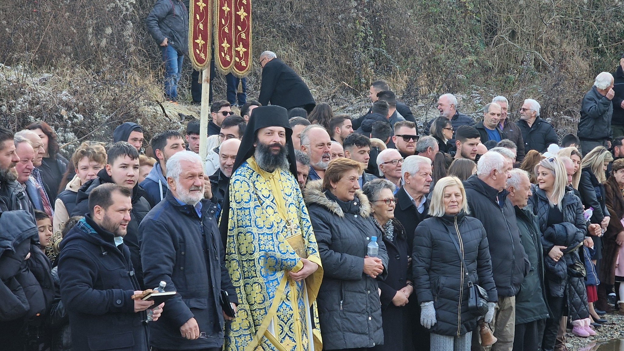 "Με Πίστη και Θάρρος: Ο Αγιασμός των Υδάτων στα Παγωμένα Νερά του Αρχαγγέλου Αλμωπίας"