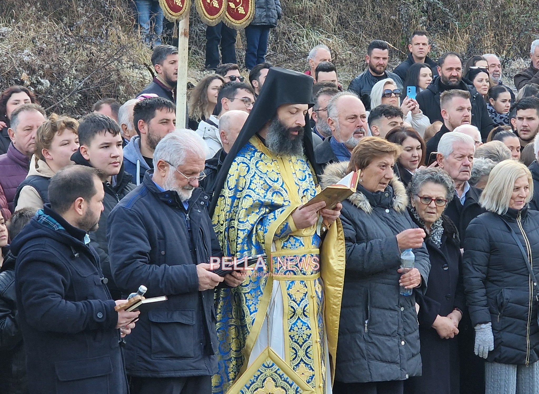 "Με Πίστη και Θάρρος: Ο Αγιασμός των Υδάτων στα Παγωμένα Νερά του Αρχαγγέλου Αλμωπίας"