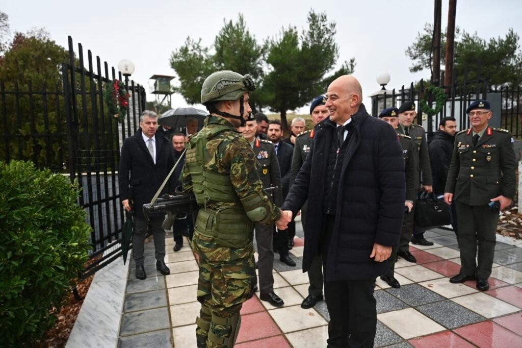 Παρέμεινε στη βροχή με τα στελέχη και τους στρατιώτες του ο ΥΕΘΑ Ν. Δένδιας