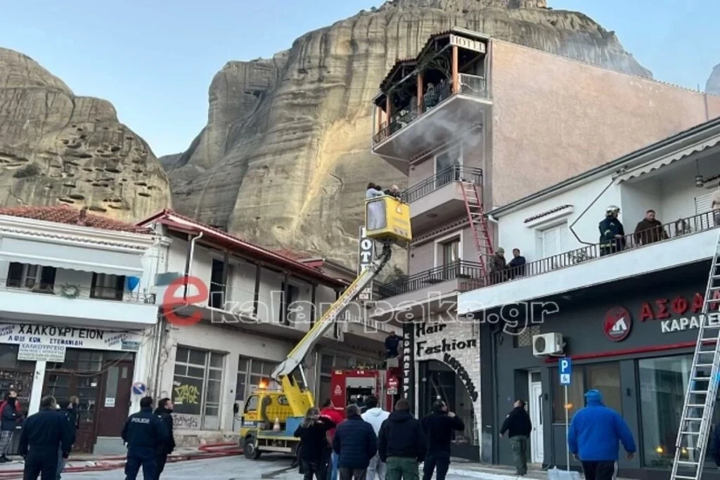 Καλαμπάκα: Φωτιά σε κεντρικό ξενοδοχείο - Επιχείρηση απεγκλωβισμού των ενοίκων