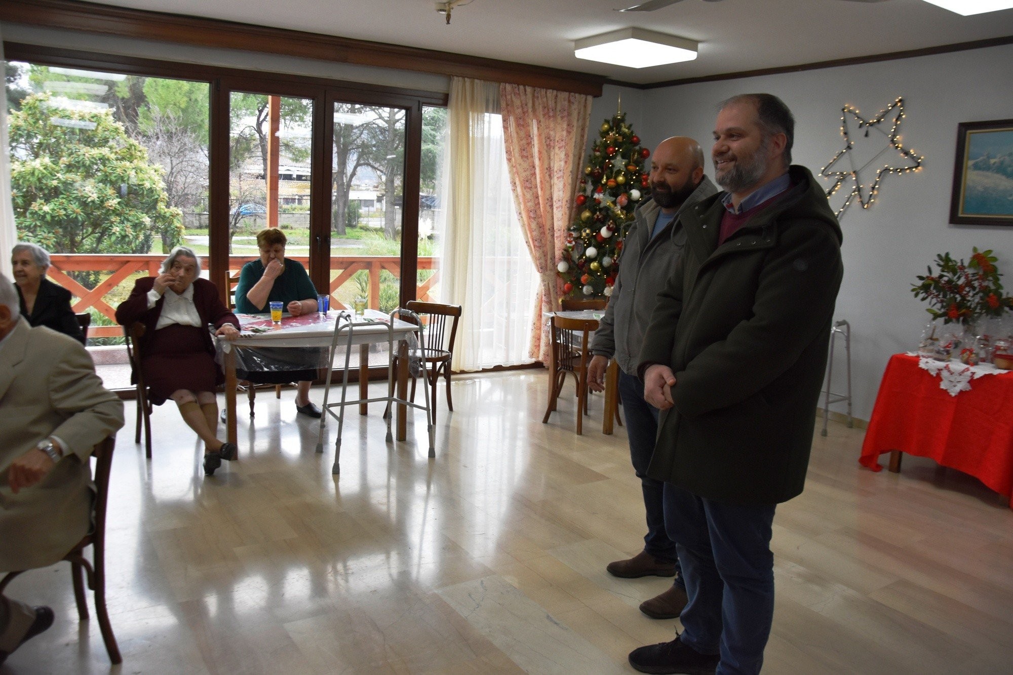 Επίσκεψη του Δημάρχου στο Γηροκομείο και στους παραδοσιακούς Καρτσιούνους της Νάουσας (φώτος)