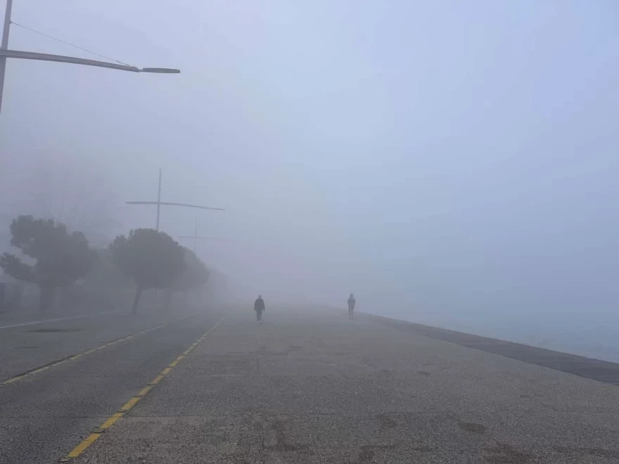 Πυκνή ομίχλη «έπνιξε» το κέντρο της Θεσσαλονίκης