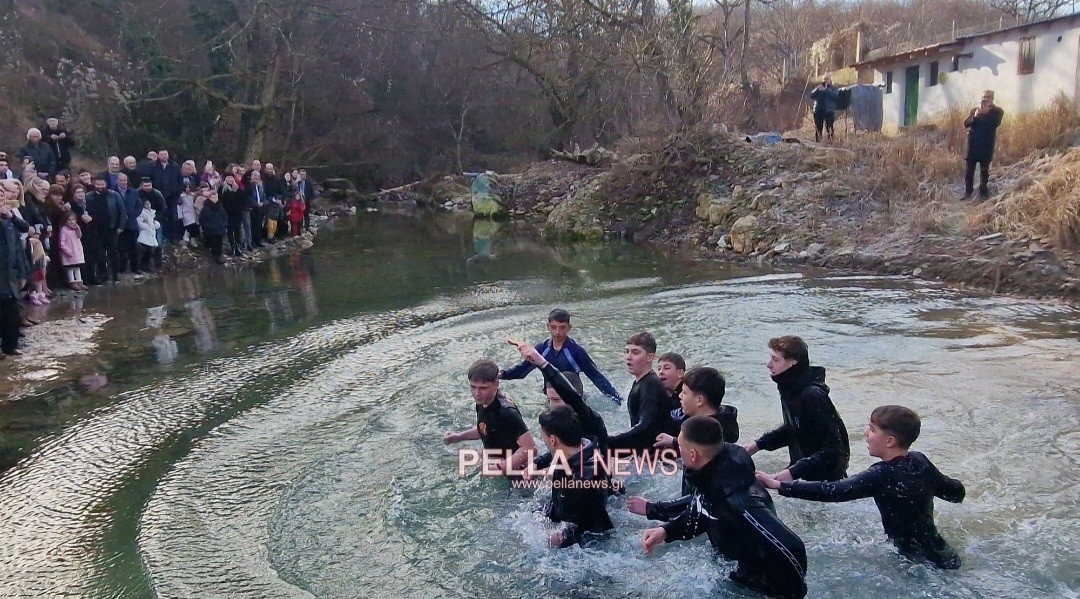 "Με Πίστη και Θάρρος: Ο Αγιασμός των Υδάτων στα Παγωμένα Νερά του Αρχαγγέλου Αλμωπίας"