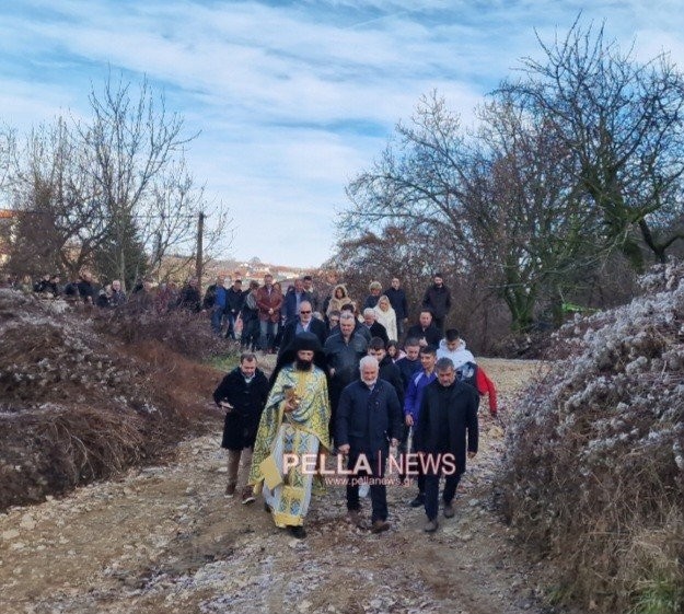 "Με Πίστη και Θάρρος: Ο Αγιασμός των Υδάτων στα Παγωμένα Νερά του Αρχαγγέλου Αλμωπίας"