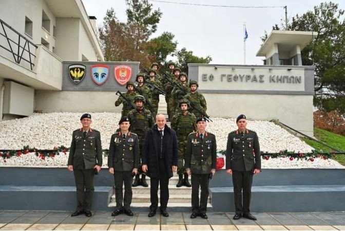 Παρέμεινε στη βροχή με τα στελέχη και τους στρατιώτες του ο ΥΕΘΑ Ν. Δένδιας