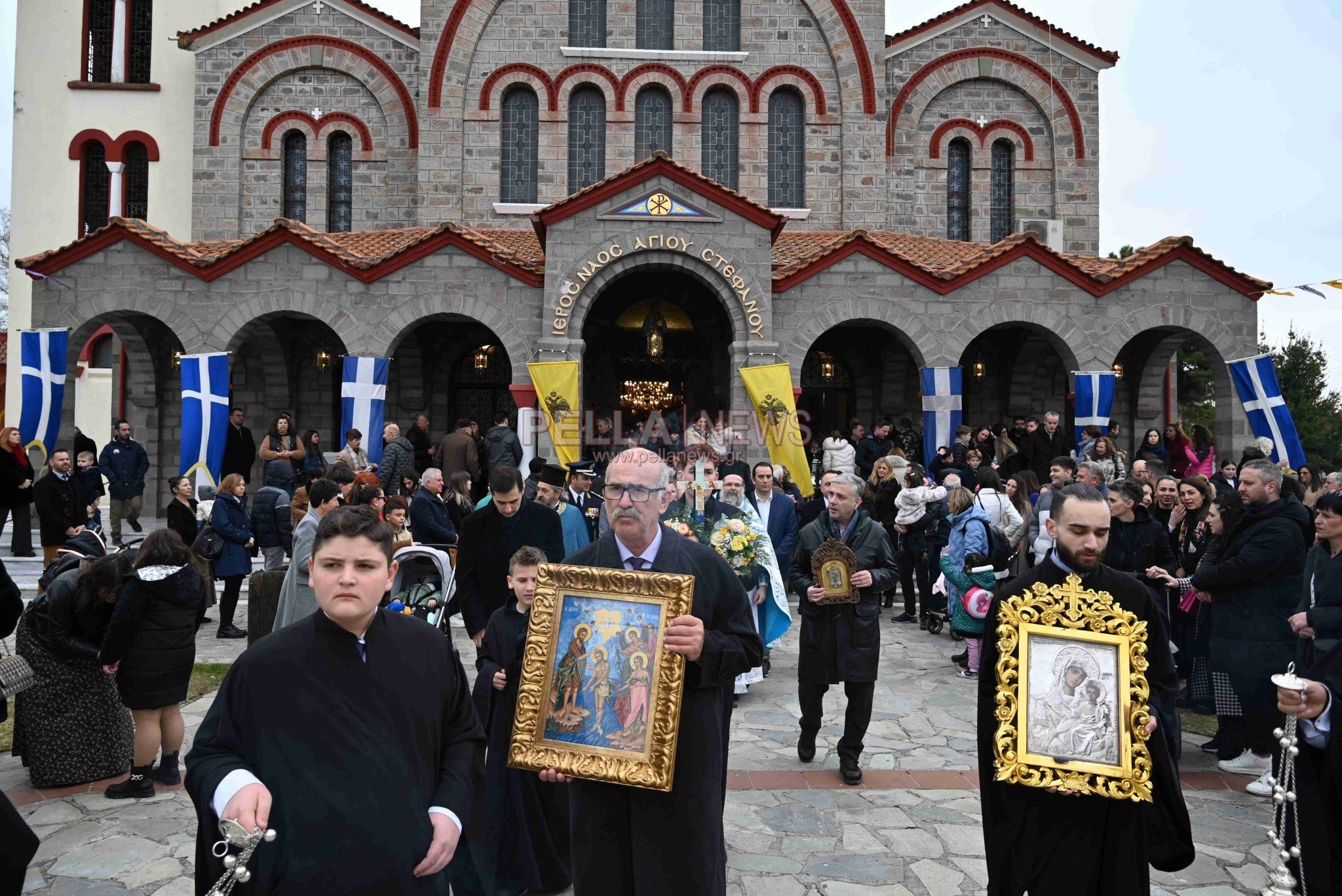 Σκύδρα: Με λαμπρότητα ο αγιασμός των υδάτων – Ο 33χρονος Αναστάσιος Κρακουλί έπιασε τον σταυρό (ΦΩΤΟ+Video)