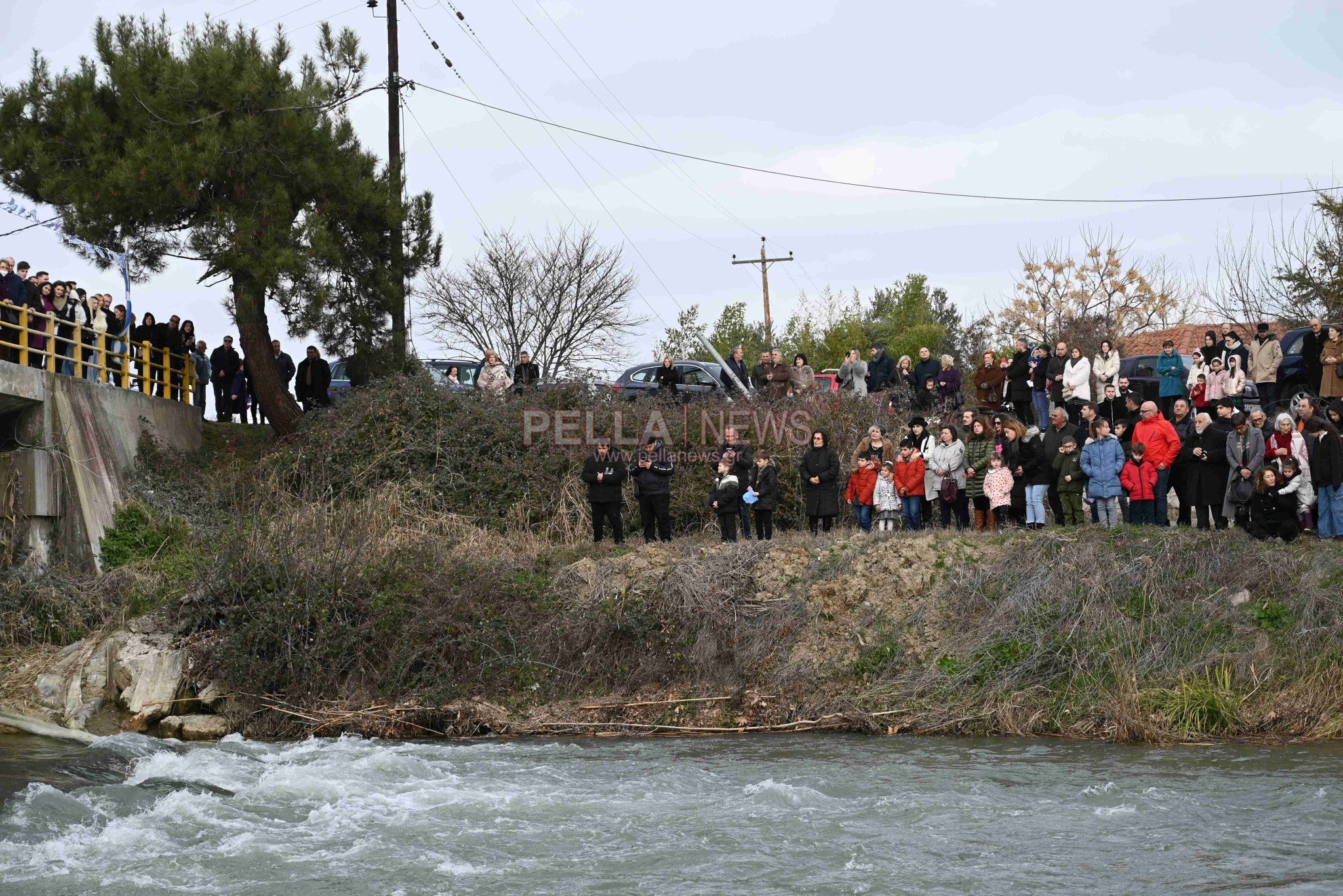 Σκύδρα: Με λαμπρότητα ο αγιασμός των υδάτων – Ο 33χρονος Αναστάσιος Κρακουλί έπιασε τον σταυρό (ΦΩΤΟ+Video)