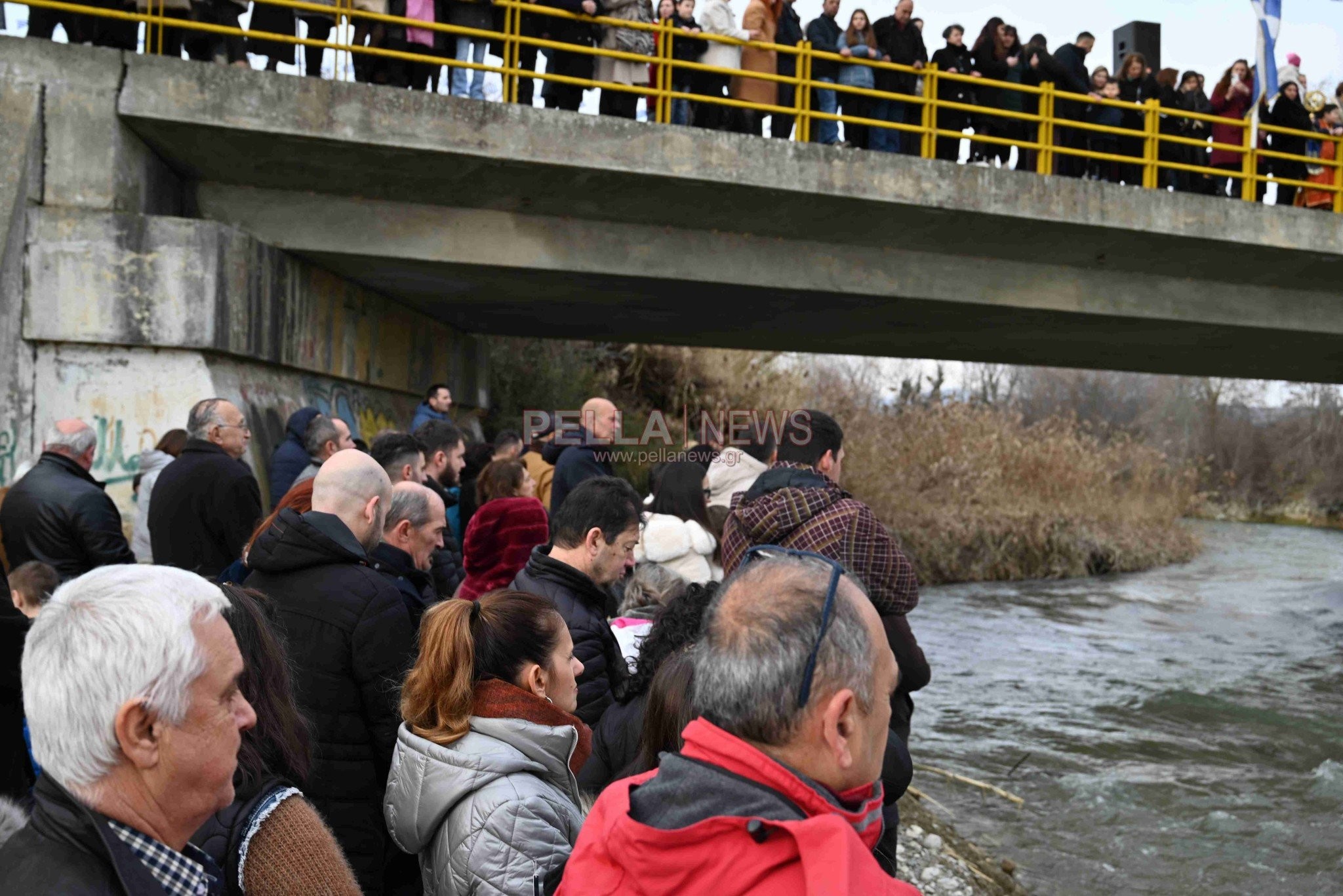 Σκύδρα: Με λαμπρότητα ο αγιασμός των υδάτων – Ο 33χρονος Αναστάσιος Κρακουλί έπιασε τον σταυρό (ΦΩΤΟ+Video)