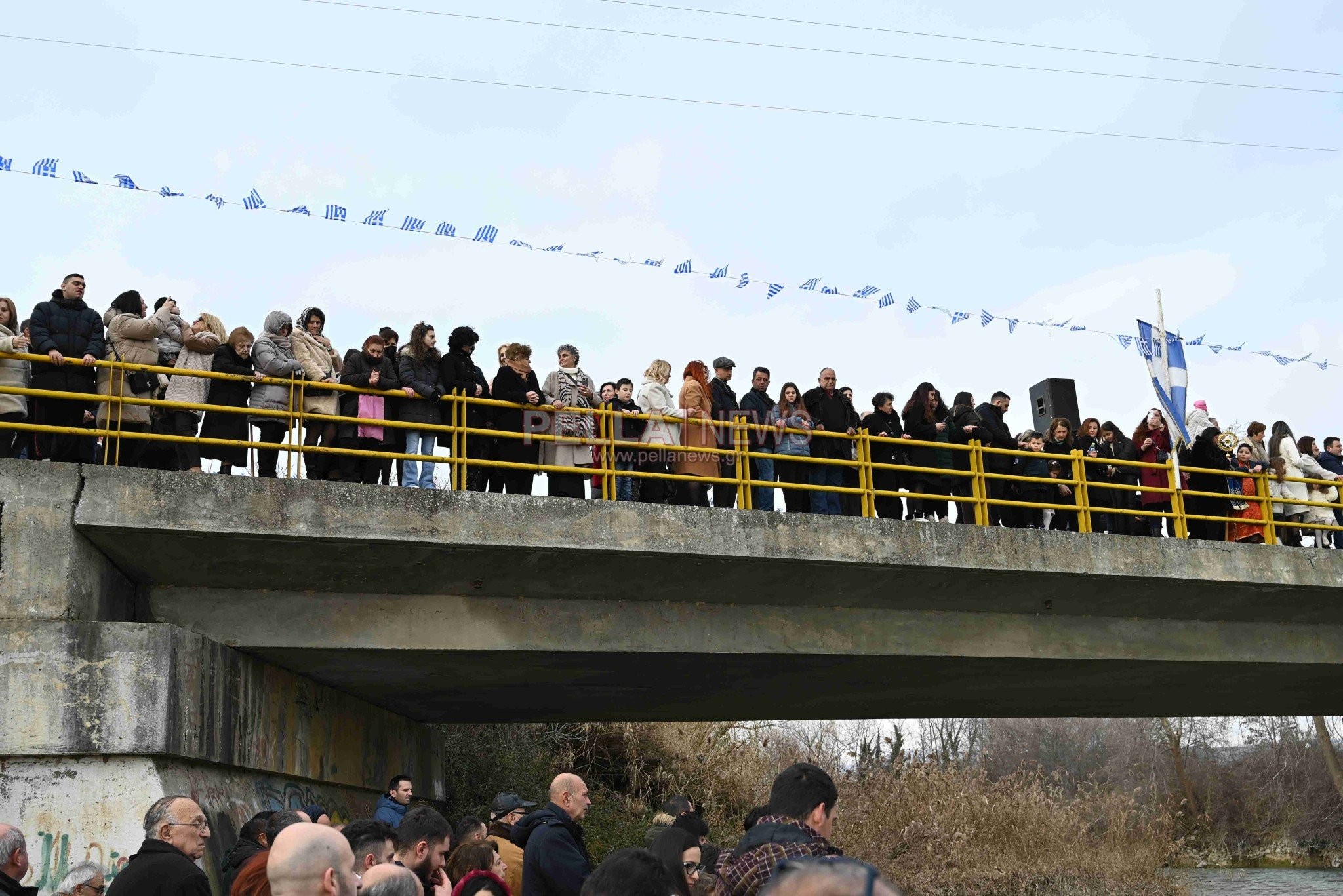 Σκύδρα: Με λαμπρότητα ο αγιασμός των υδάτων – Ο 33χρονος Αναστάσιος Κρακουλί έπιασε τον σταυρό (ΦΩΤΟ+Video)