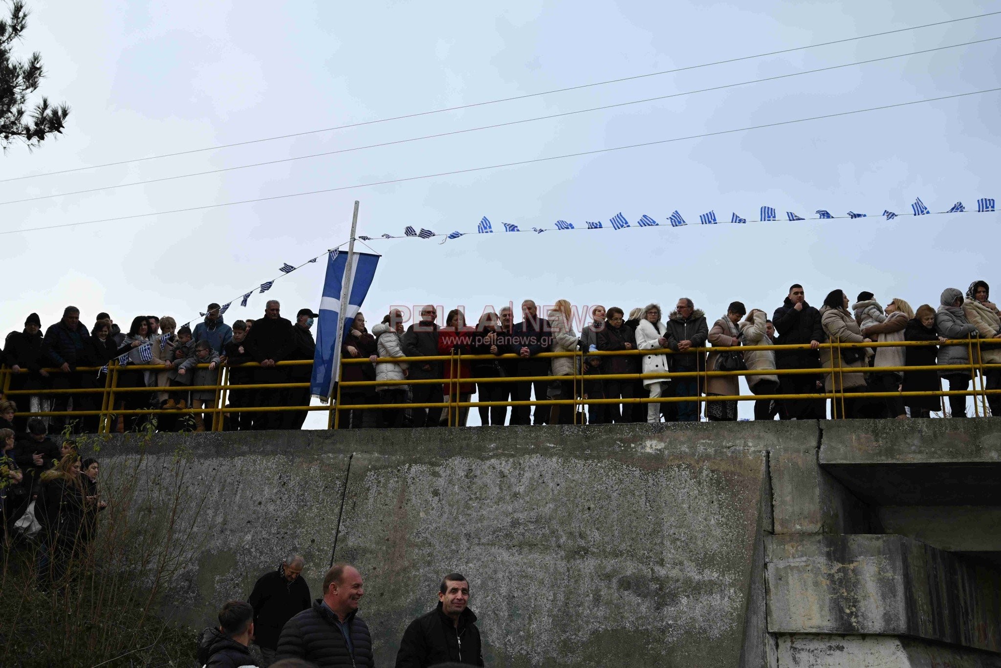 Σκύδρα: Με λαμπρότητα ο αγιασμός των υδάτων – Ο 33χρονος Αναστάσιος Κρακουλί έπιασε τον σταυρό (ΦΩΤΟ+Video)