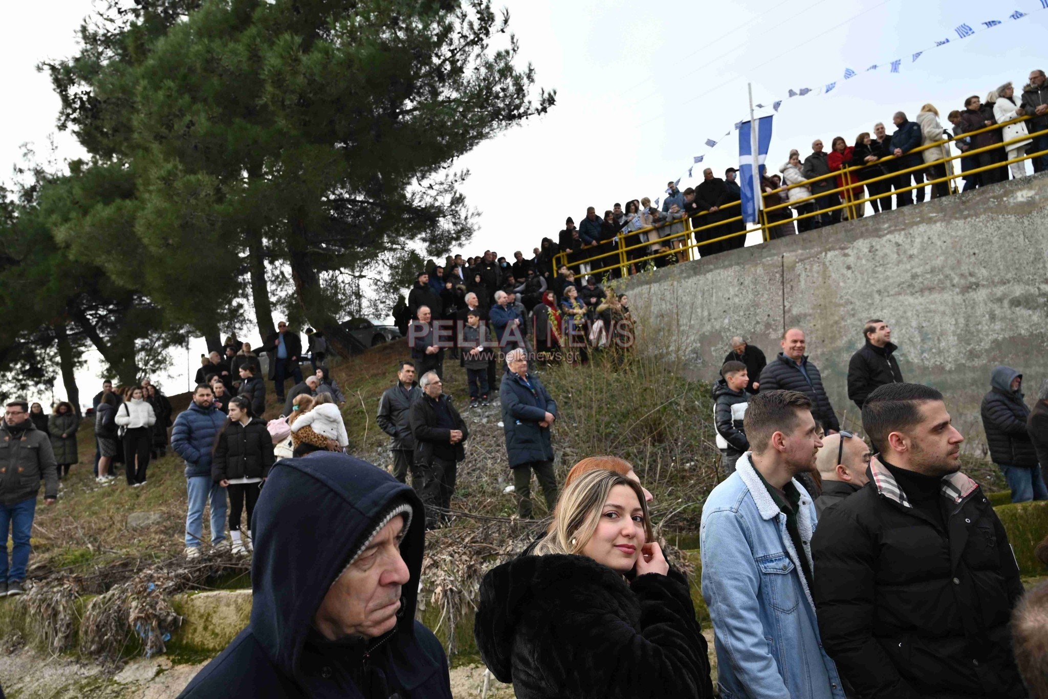 Σκύδρα: Με λαμπρότητα ο αγιασμός των υδάτων – Ο 33χρονος Αναστάσιος Κρακουλί έπιασε τον σταυρό (ΦΩΤΟ+Video)