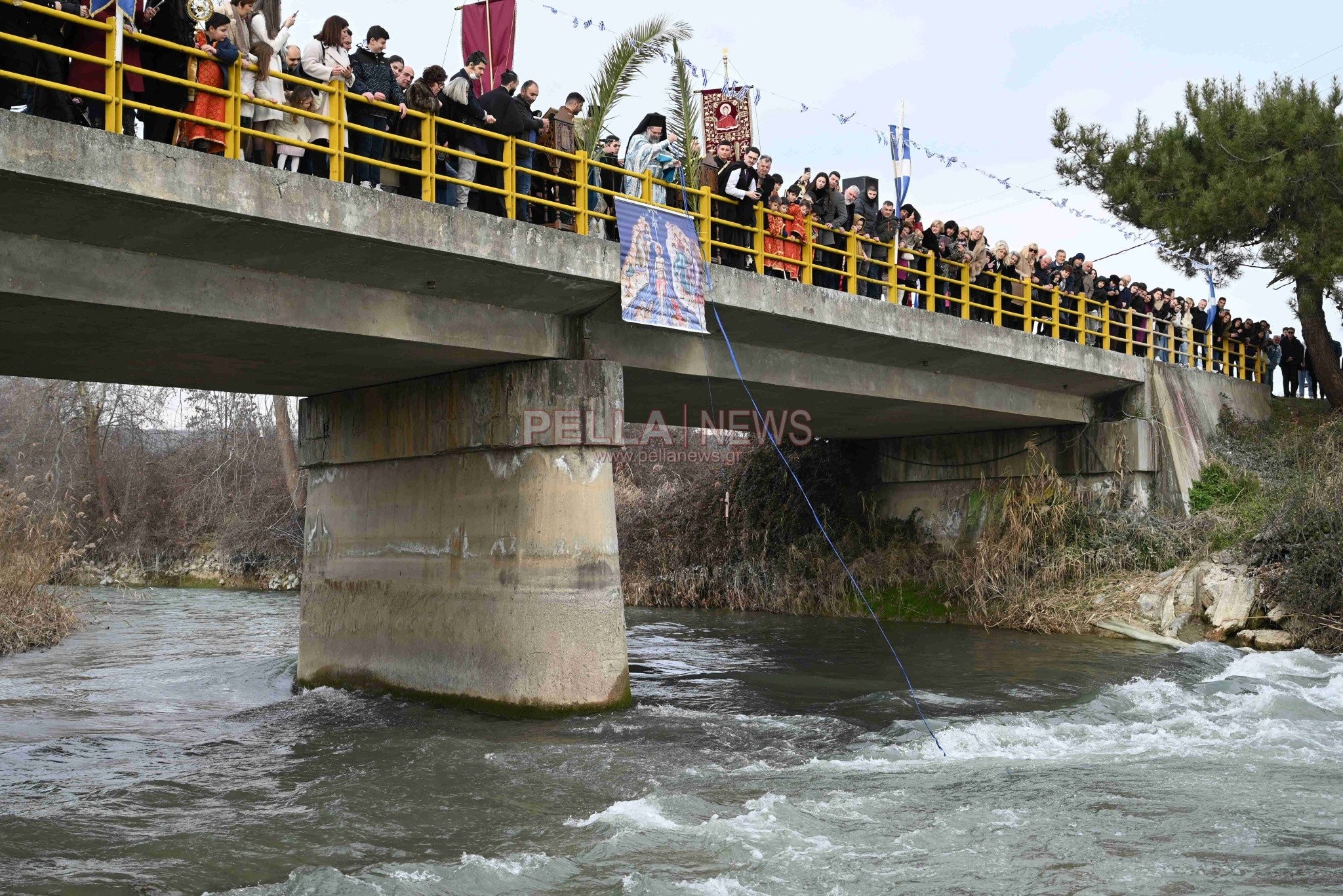 Σκύδρα: Με λαμπρότητα ο αγιασμός των υδάτων – Ο 33χρονος Αναστάσιος Κρακουλί έπιασε τον σταυρό (ΦΩΤΟ+Video)