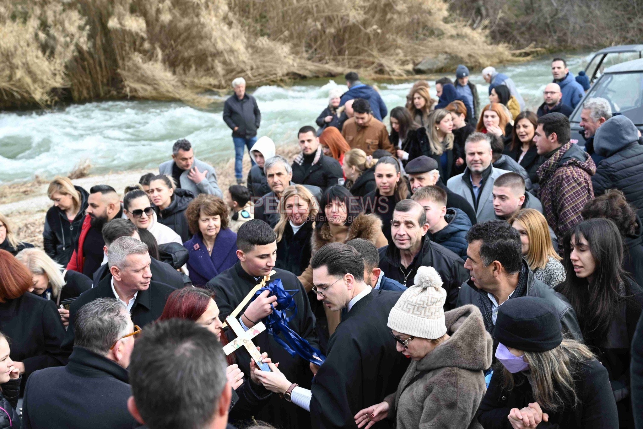 Σκύδρα: Με λαμπρότητα ο αγιασμός των υδάτων – Ο 33χρονος Αναστάσιος Κρακουλί έπιασε τον σταυρό (ΦΩΤΟ+Video)