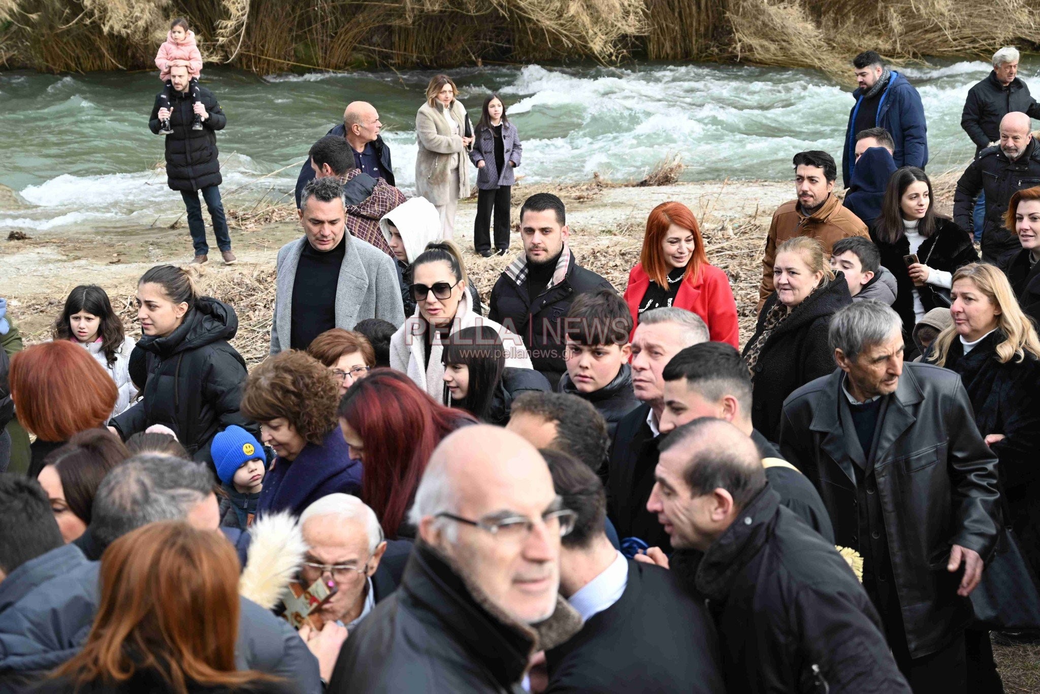 Σκύδρα: Με λαμπρότητα ο αγιασμός των υδάτων – Ο 33χρονος Αναστάσιος Κρακουλί έπιασε τον σταυρό (ΦΩΤΟ+Video)